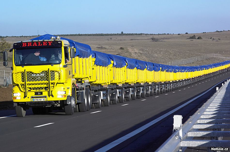 Длинный грузовик. Автопоезда в Австралии. Грузовики автопоезда Австралии.. Автопоезд 1500 МВ Австралии. Самый длинный автопоезд в Австралии.