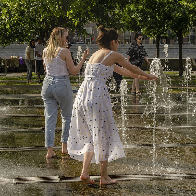 Фото у фонтана девушки идеи