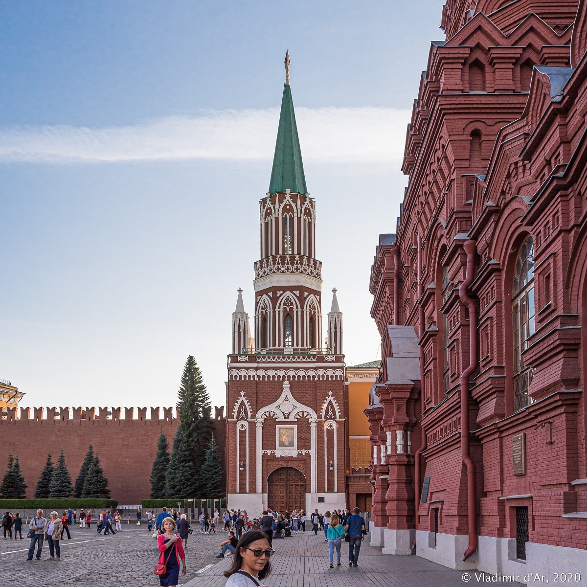 Ручная в москве. Никольская башня Кремля. Никольские ворота Кремля. Никольская башня Москва. Никольская башня Московского Кремля и Арсенал, Москва.