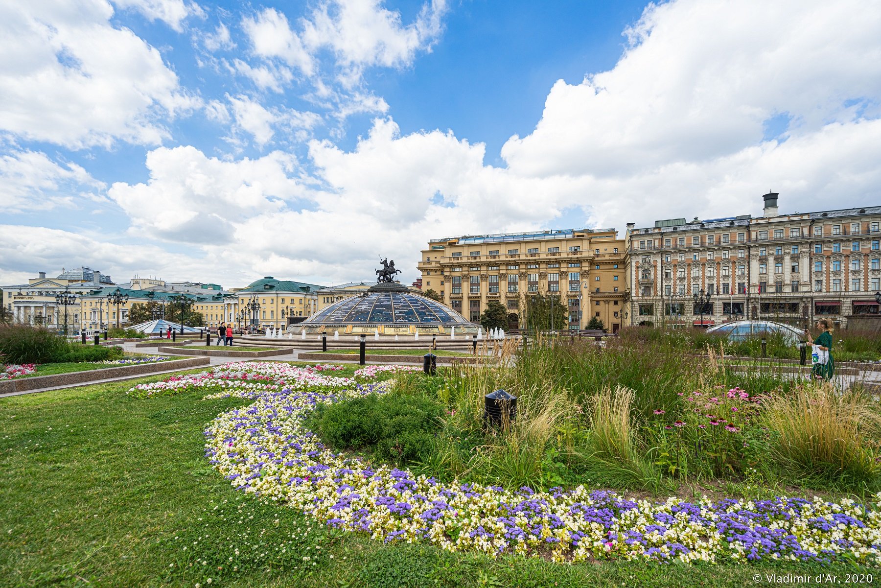 Lime москва манежная площадь фото. Манежная площадь Москва. Ново Манежный сквер. Манежная площадь Санкт-Петербург. Манежная площадь Санкт-Петербург летом.