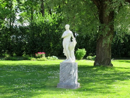 Статуя в парке