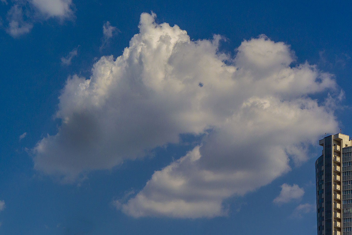 В москве грозы ночью москва 24. В небе над екатеринбургом сегодня вечером. Облака над екатеринбургом утром. Звезды над екатеринбургом. Международный фестиваль дронов в санкт-петербурге 2021.
