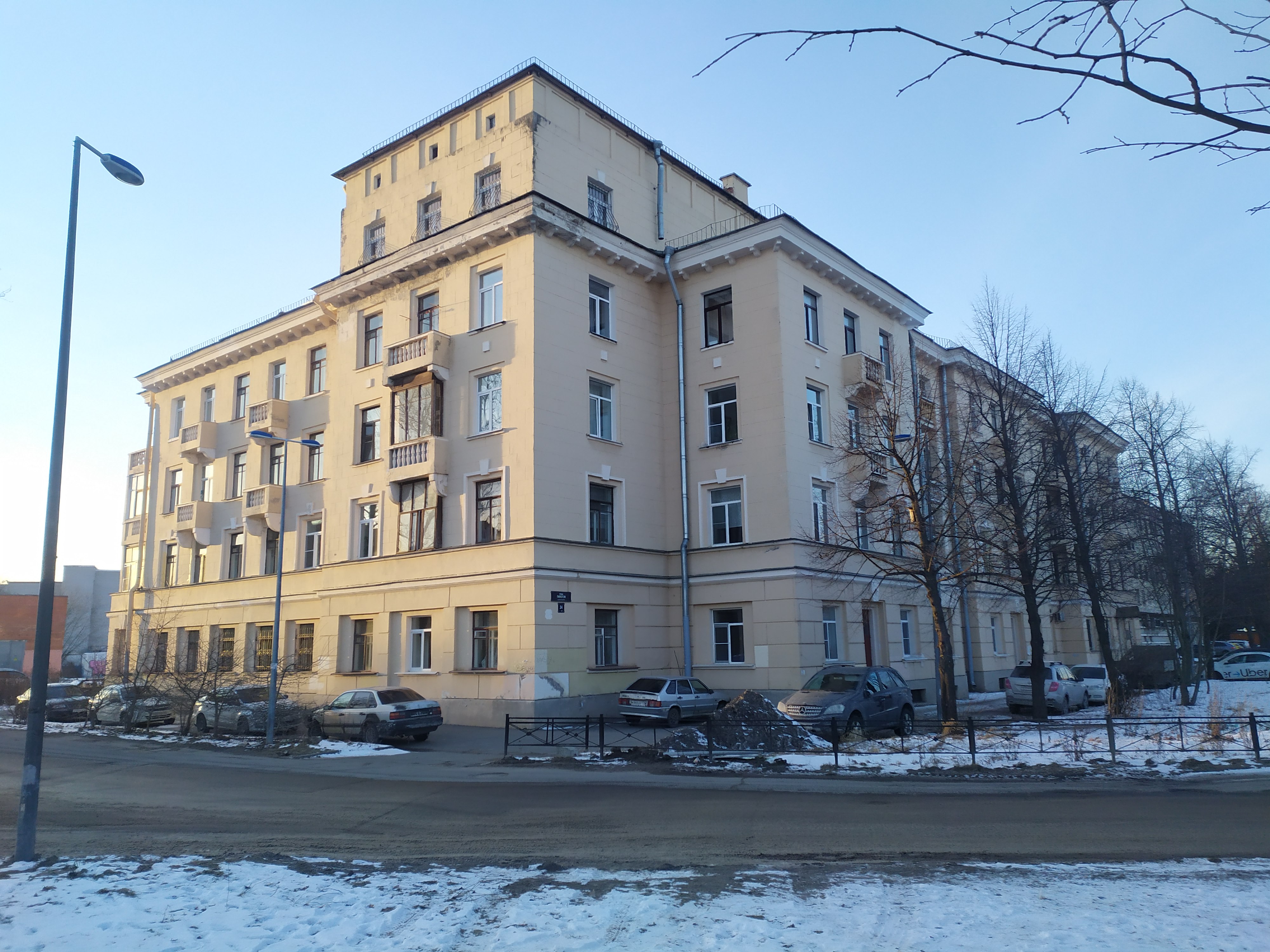 ул. Пилотов 24