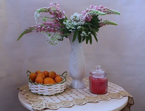 с розовыми люпинами