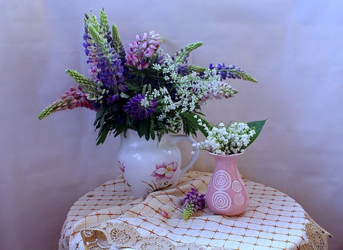 композиция с букетами люпинов и ландышей