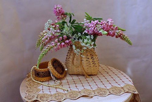 с букетом розовых люпинов