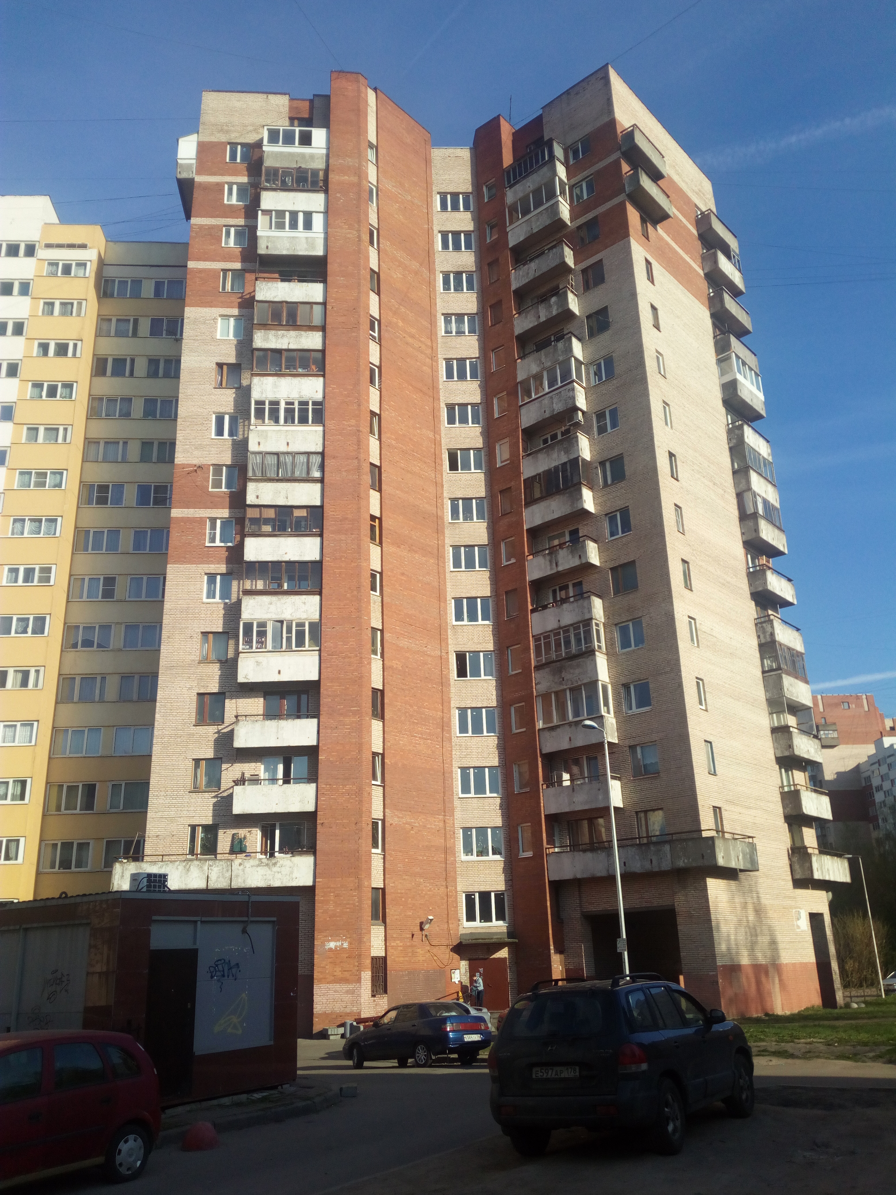 ул. Маршала Казакова 10к1, парадная 15 ул. Маршала Казакова 15, парадная 10