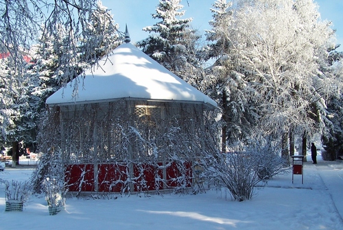 Заснеженная беседка