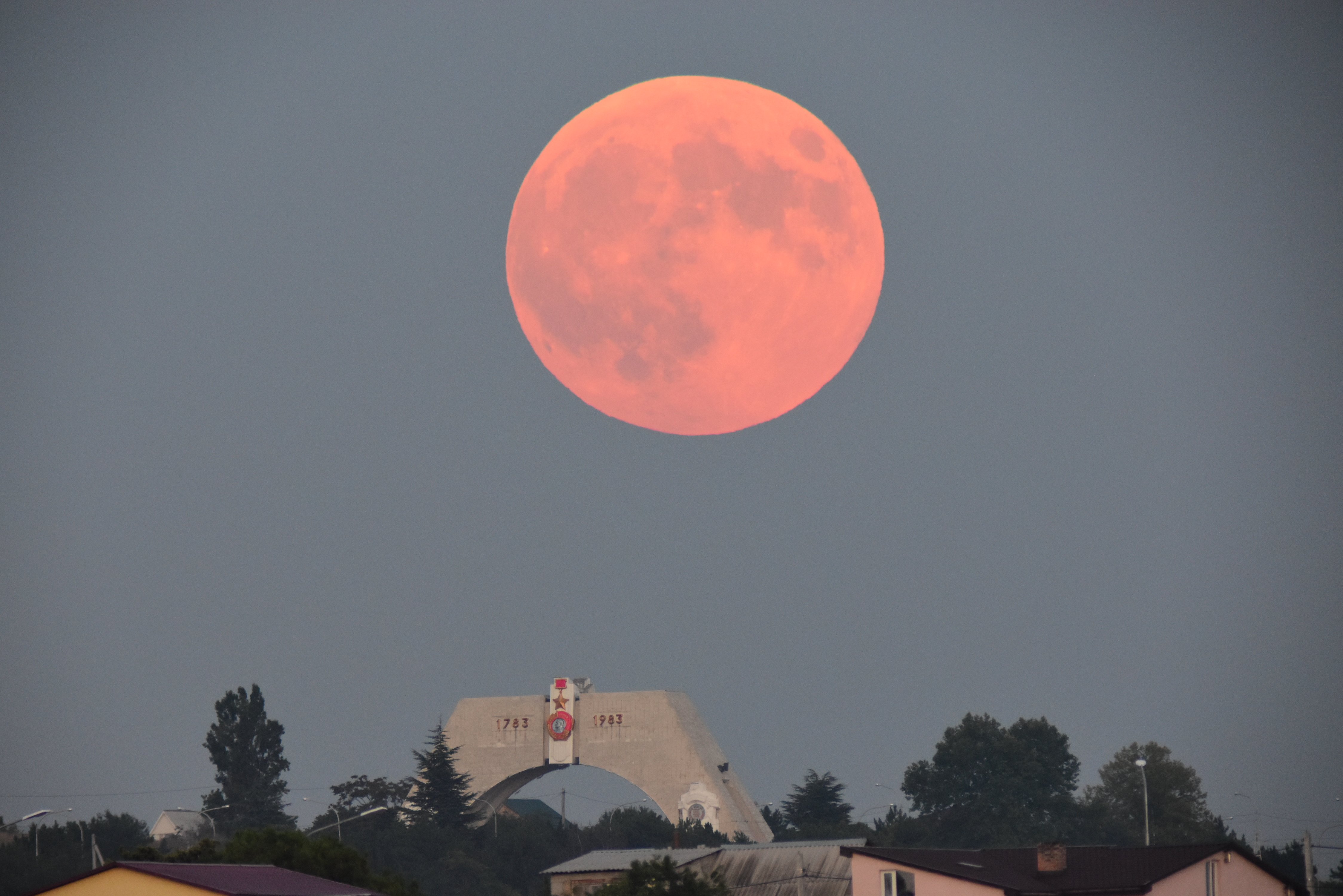 Кровавая луна почему. Красная Луна. Кровавая Луна. Красное небо с луной. Красная Луна фото.