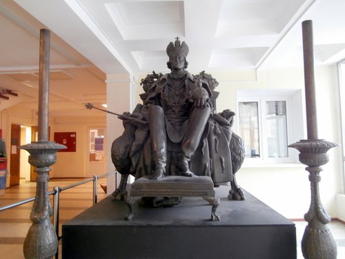 Скульптура Императора Павла на троне