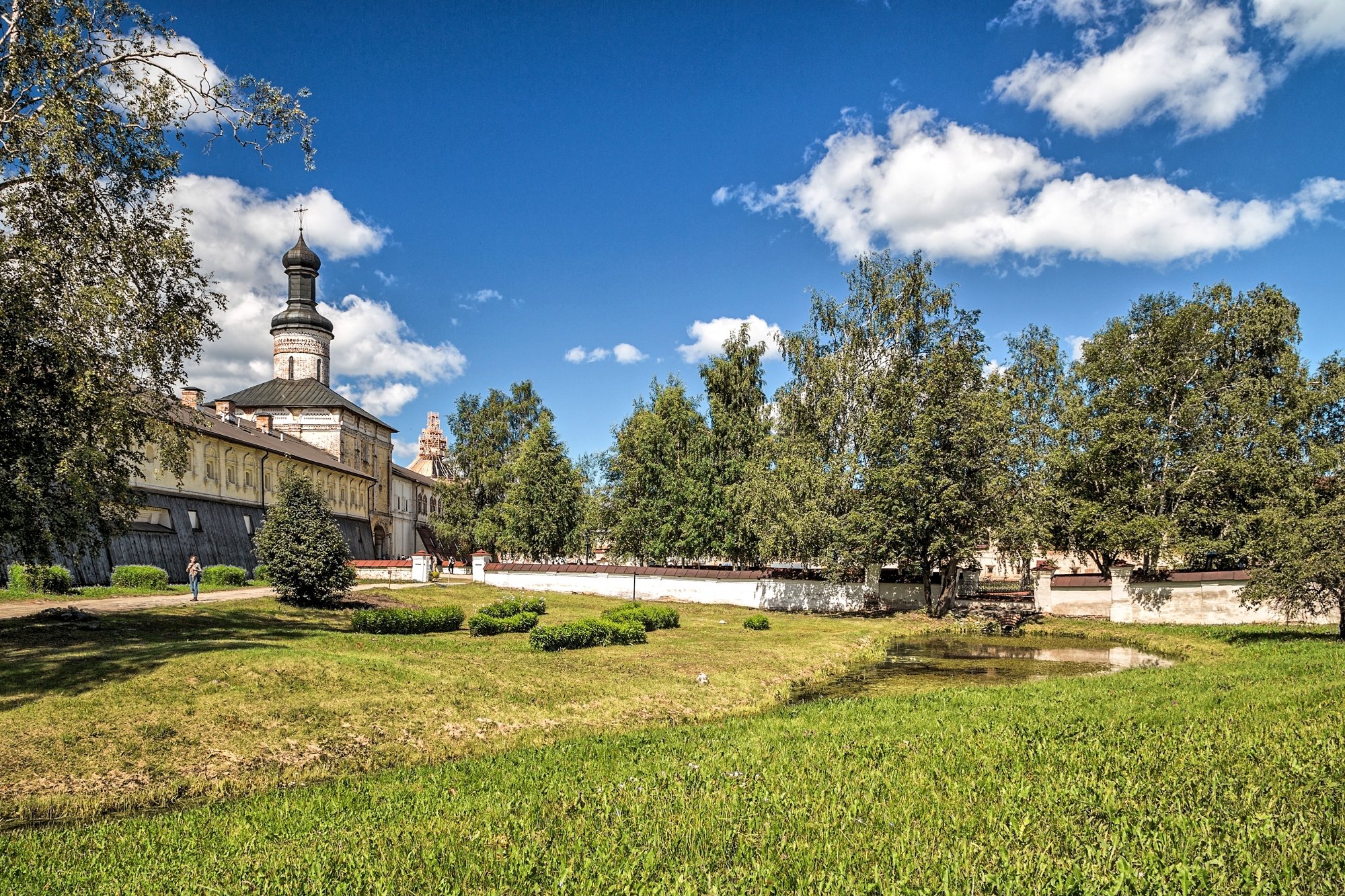 Территория монастыря. Фото показать Кириллов.