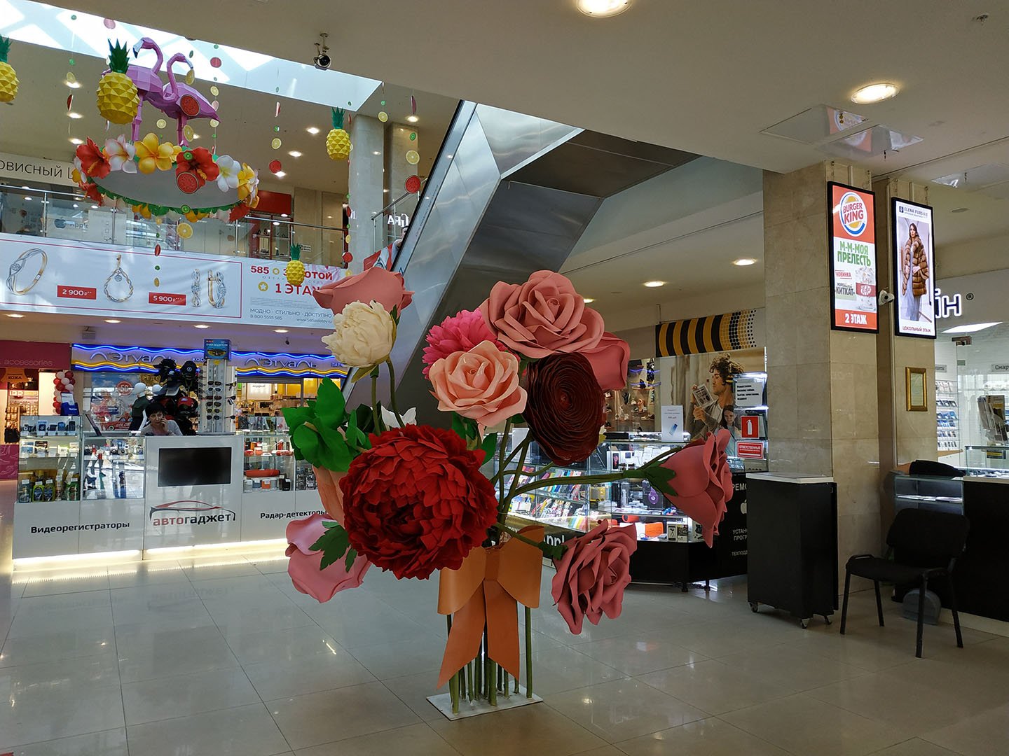 Новогоднее украшение торгового центра. Оформление торговых мест. Оформление торговых мест. Оформление торговых мест. Прилавок на ярмарке.