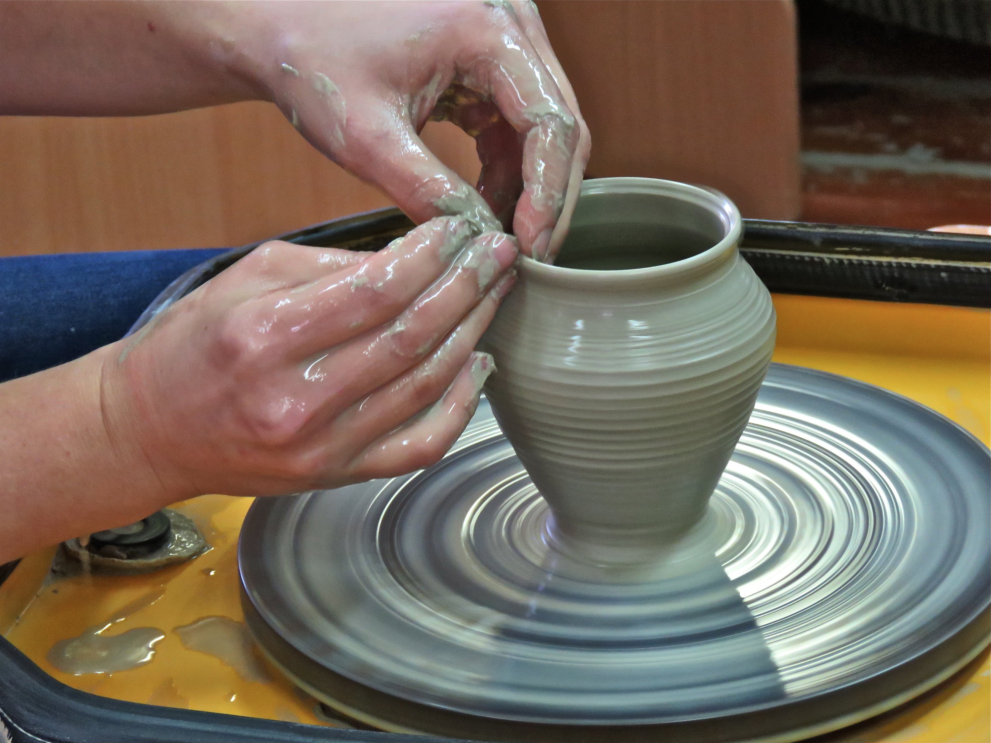 Изготовление глиняной посуды. Глиняная посуда своими руками. Изготовление посуды из глины. Посуда из глины необожженной. Изготовка глиняной посуды.