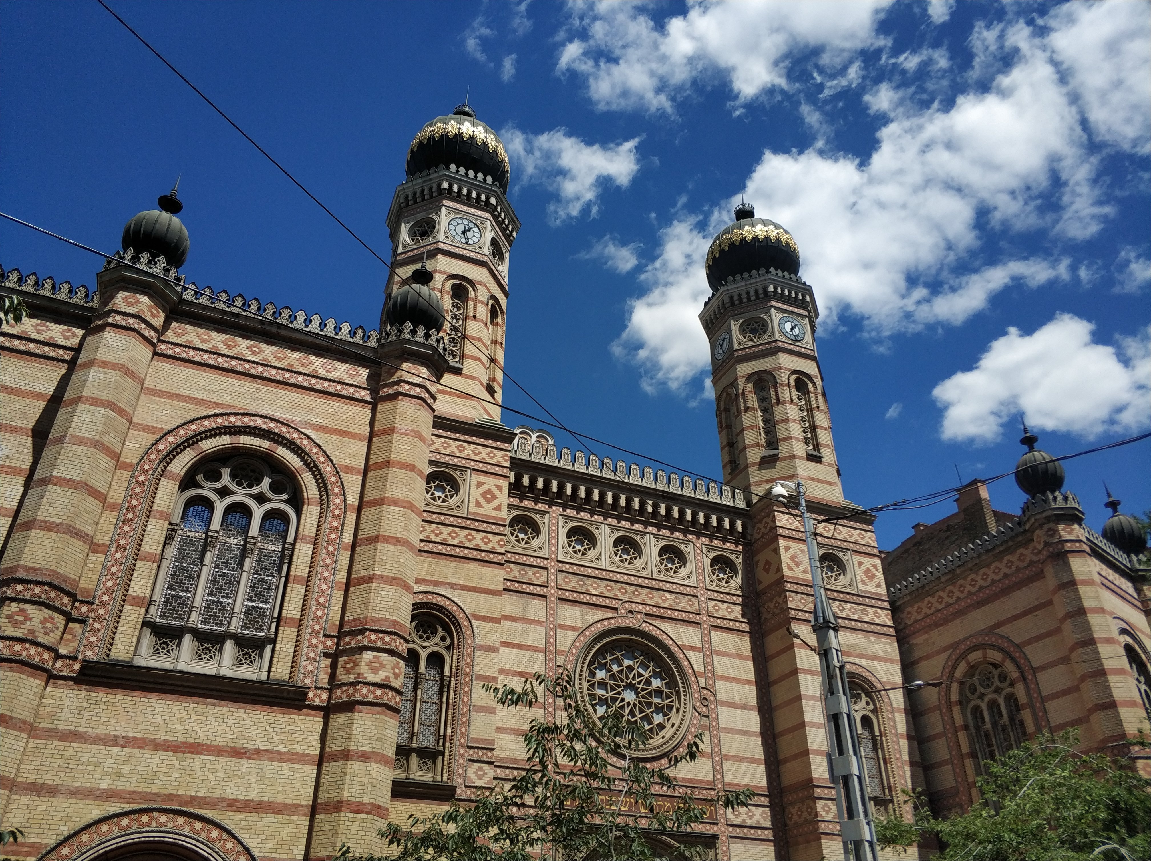 Синагога в отрадном. Синагога Дохань Будапешт. Синагога в Будапеште на улице Дохань. Большая синагога (Будапешт). Будапештская большая синагога (Будапешт, Венгрия).