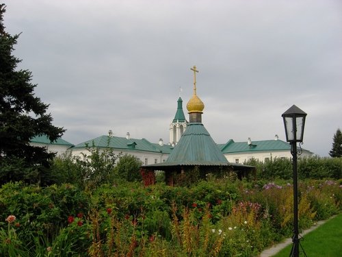 На территории Спасо-Яковлевского монастыря. (Ростов Великий)