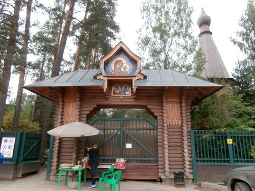 Ворота на территорию церкви Казанской иконы Божьей матери