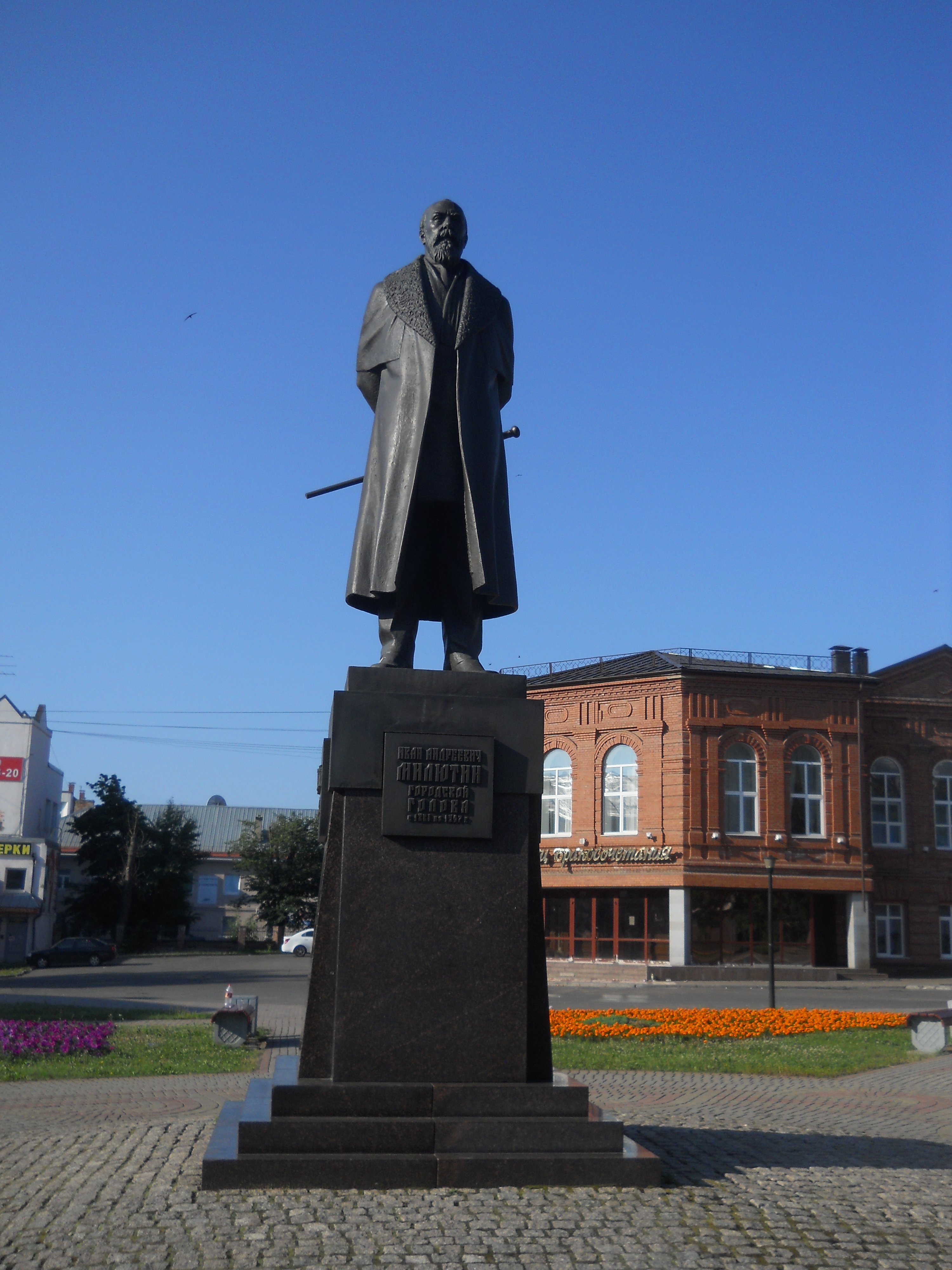 Памятник Милютину в Череповце
