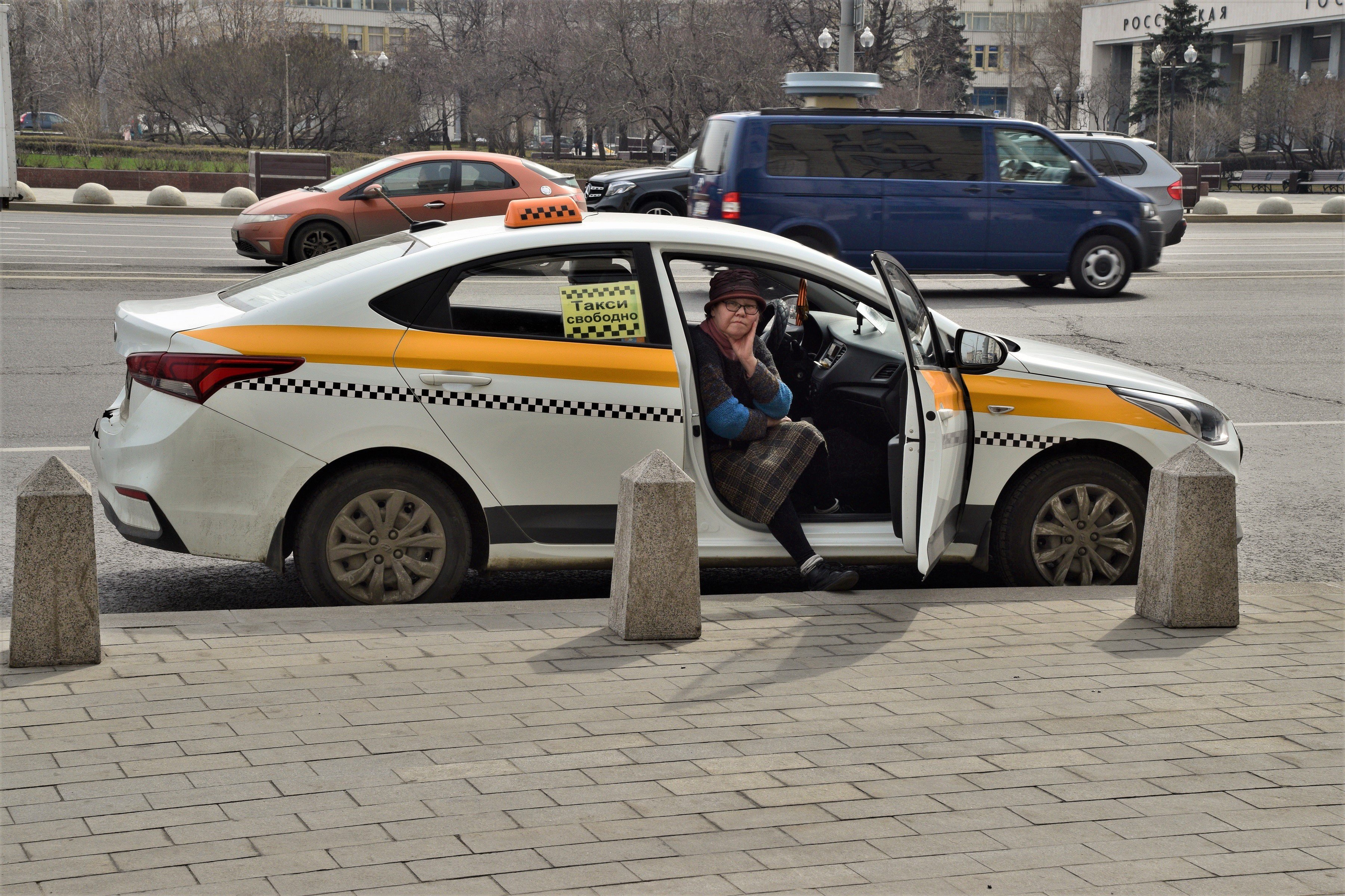 Такси клевое. Такси свободно. Свободное такси. Человек в такси. Такси свободно картинки.