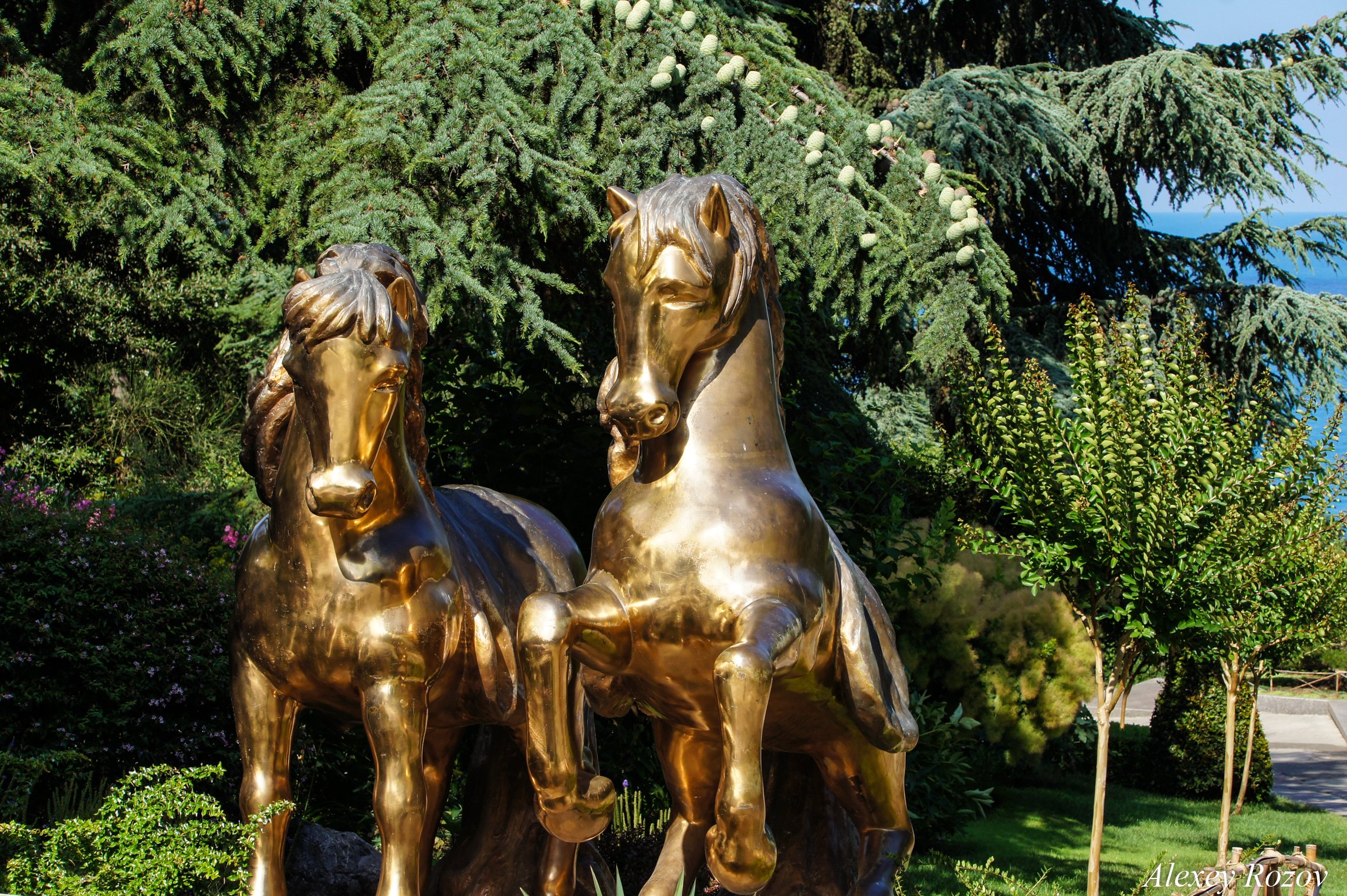 Золотой конь митридата. Золотой конь. Конь в золоте. Скульптура Ставрополя Золотая лошадь.
