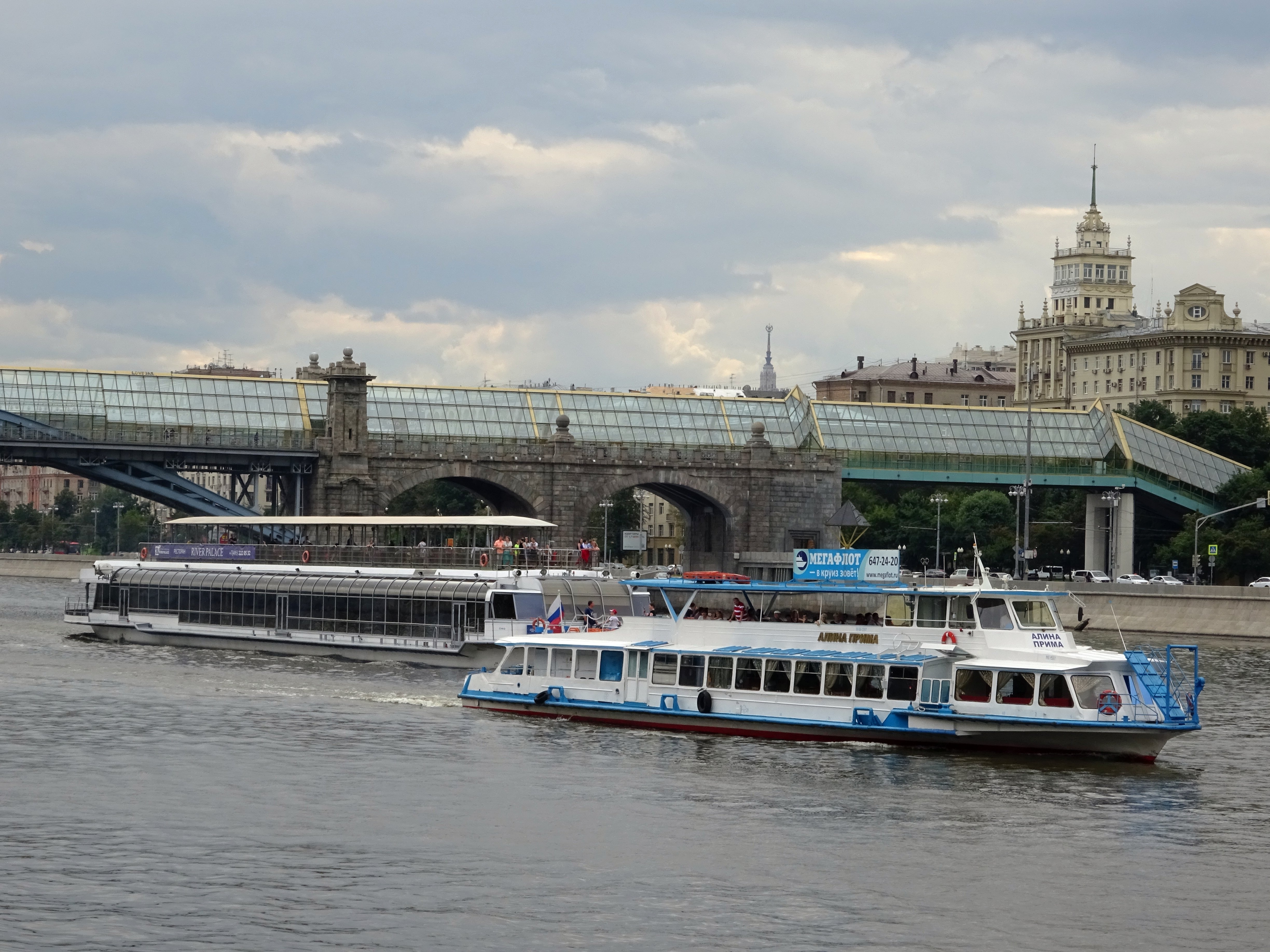 Прокатиться на речном трамвайчике по москве. Фрунзенская набережная Речной трамвай. Корабль Москва река. Теплоход Москва. Прогулка на речном трамвайчике.