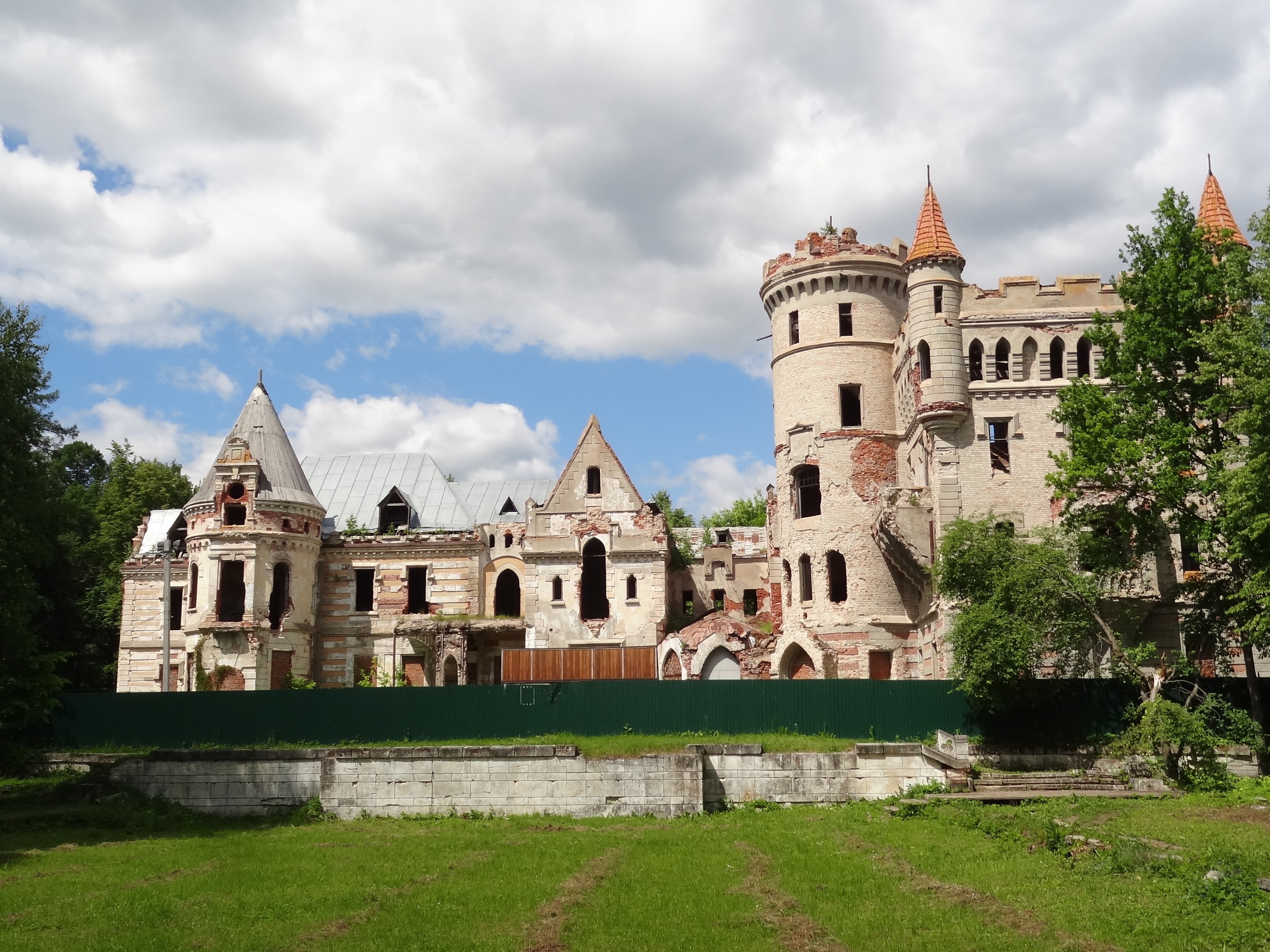 Замок Храповицкого в Муромцево
