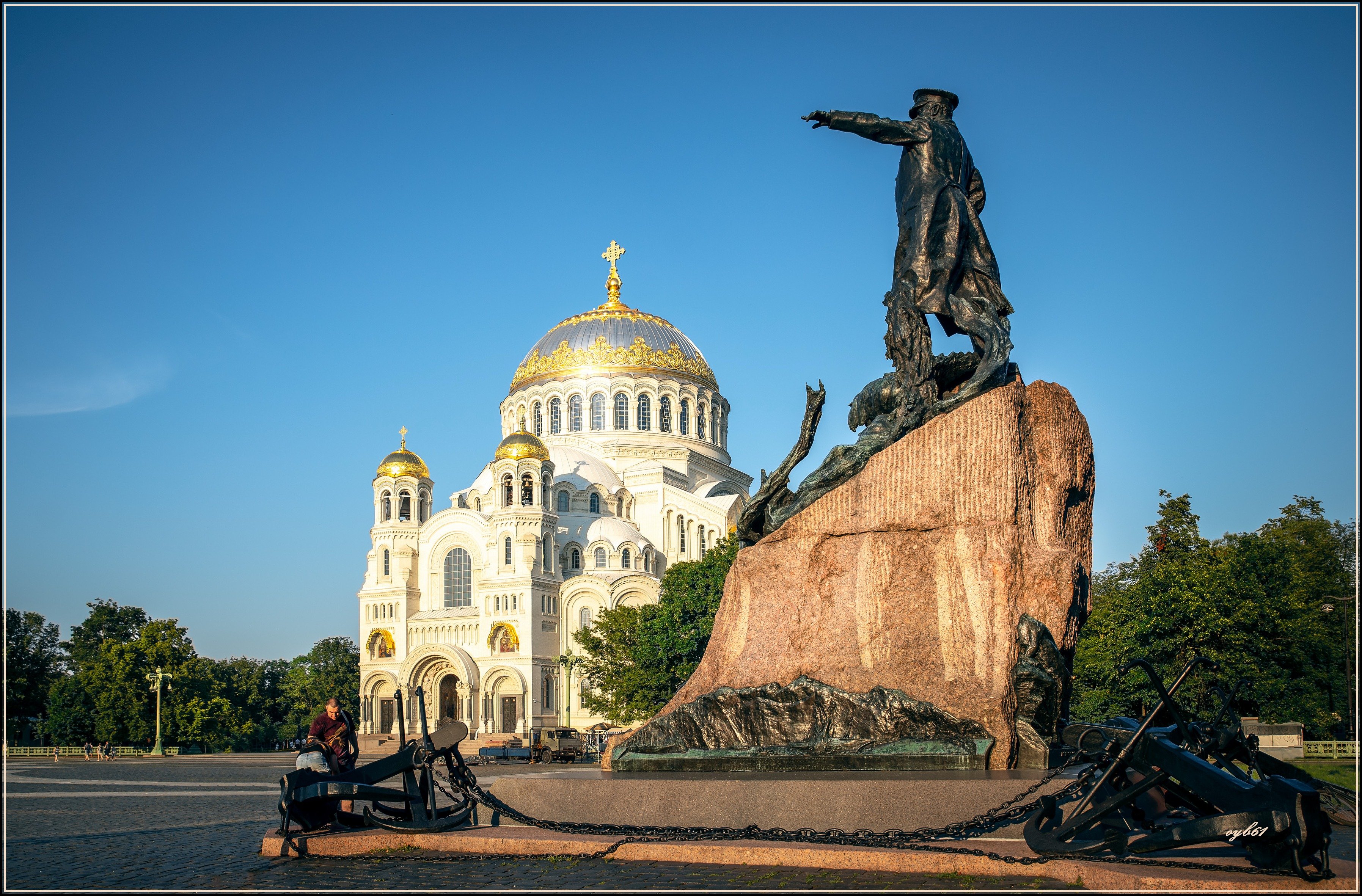 Кронштадт люди. Памятник Макарову в Кронштадте. Памятник в Кронштадте у морского собора Макарову.