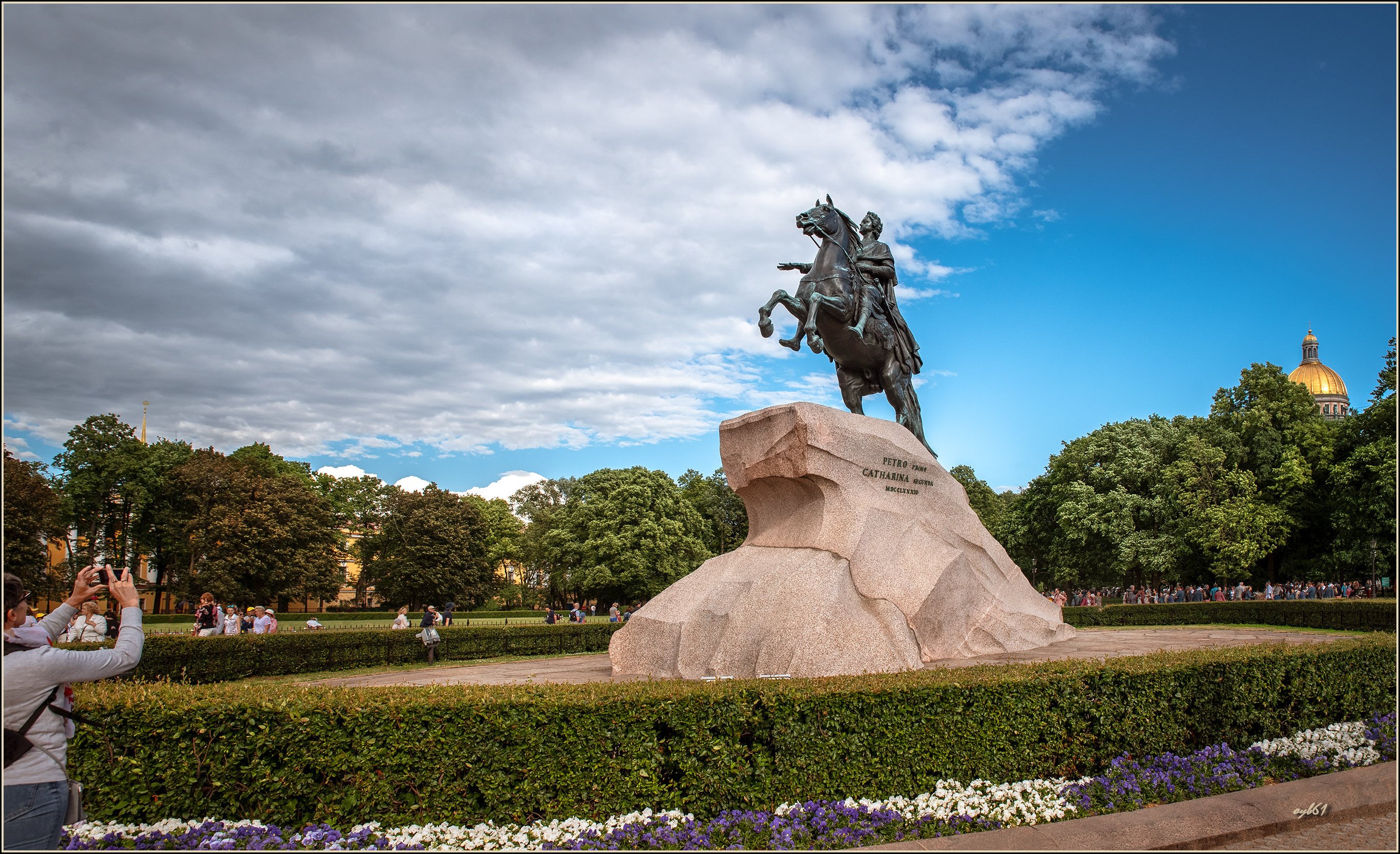 Фото памятника петру. Площадь Сенацкой памятник Петру медный всадник. Памятник Петру 1 на Сенатской площади. Бронзовый всадник в Санкт-Петербурге. Сенатская площадь у памятника медный всадник СПБ.