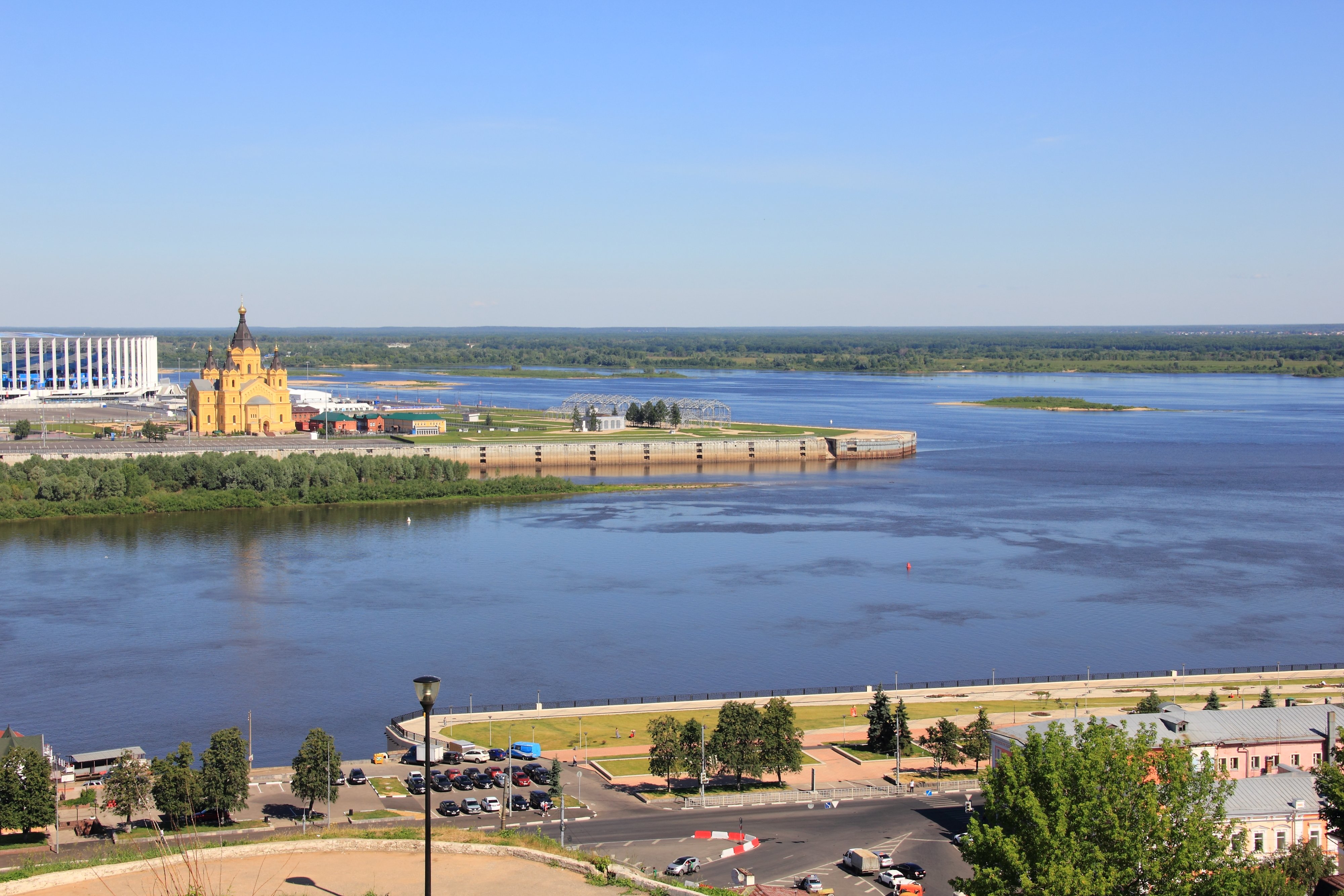 Волгу нередко называют главной. Стрелка Оки и Волги в Нижнем Новгороде. Слияние рек Ока и Волга в Нижнем Новгороде. Нижний Новгород стрелка слияние двух рек. Слияние двух рек Оки и Волги в Нижнем Новгороде.