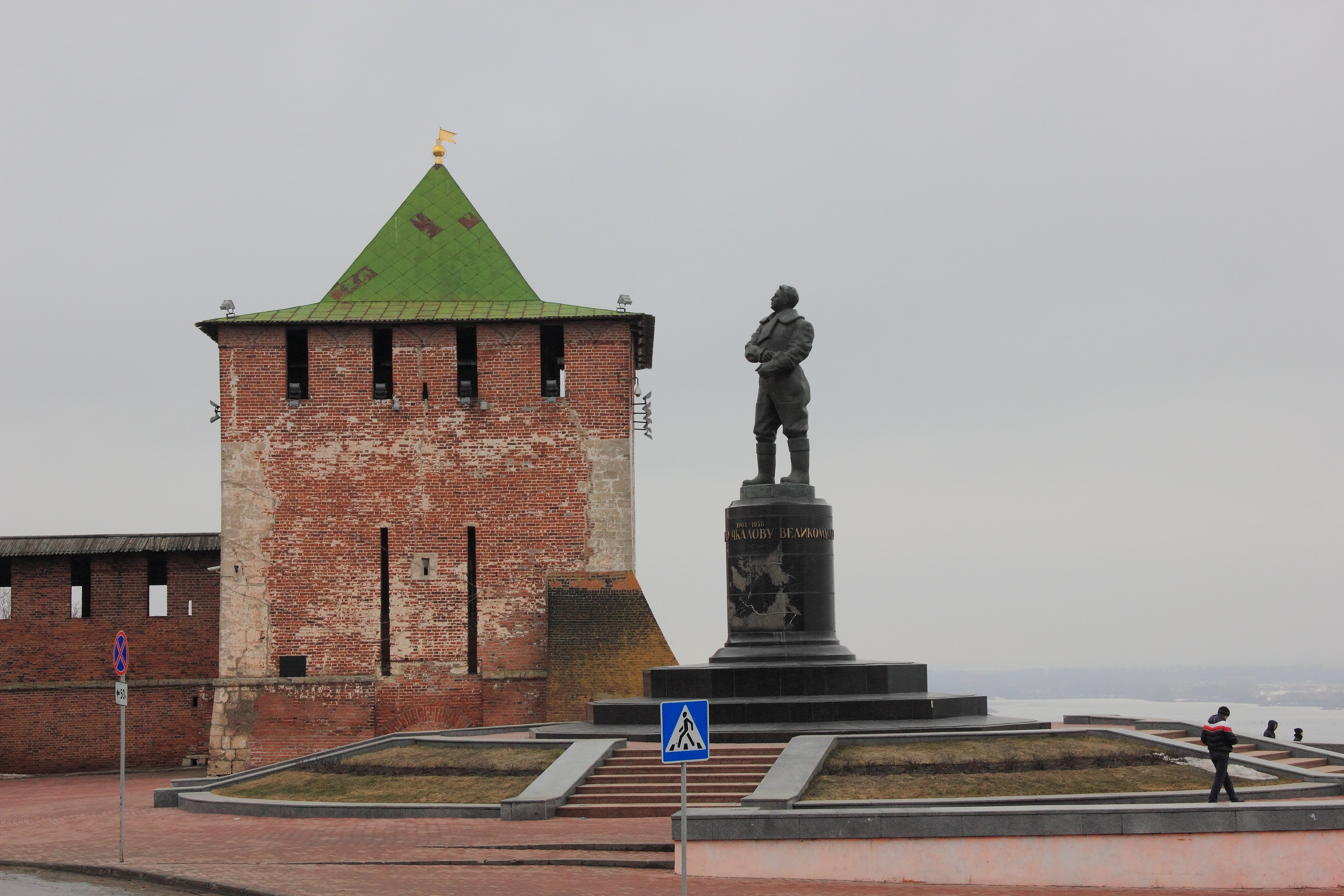 памятник чкалову в нижнем новгороде фото