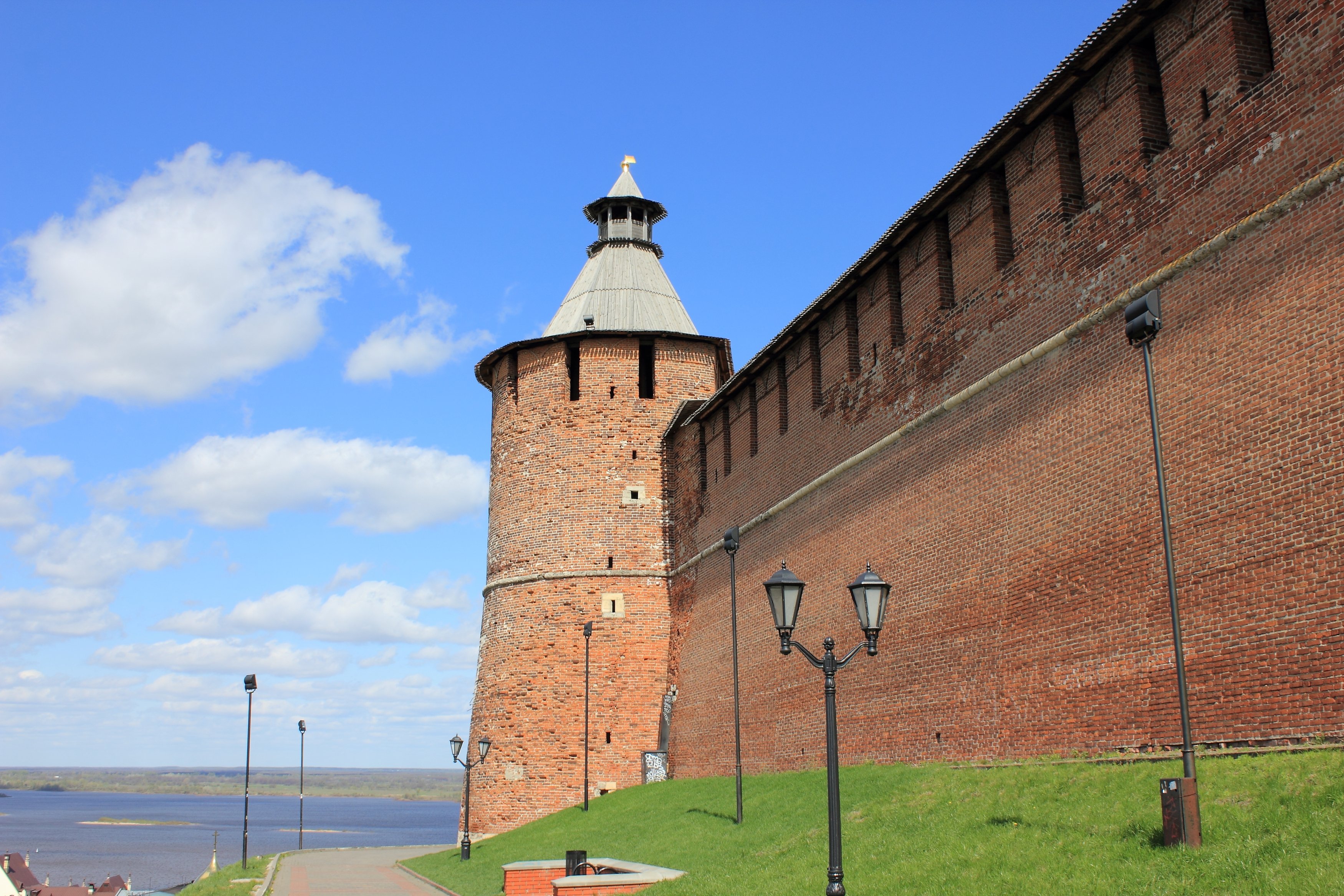 Фото башен нижегородского кремля. Тайницкая башня Нижегородского Кремля. Кремль Нижний Новгород Тайницкая башня. Северная башня Кремля Нижний Новгород. Нижегородский Кремль Северная и Тайницкая башни.