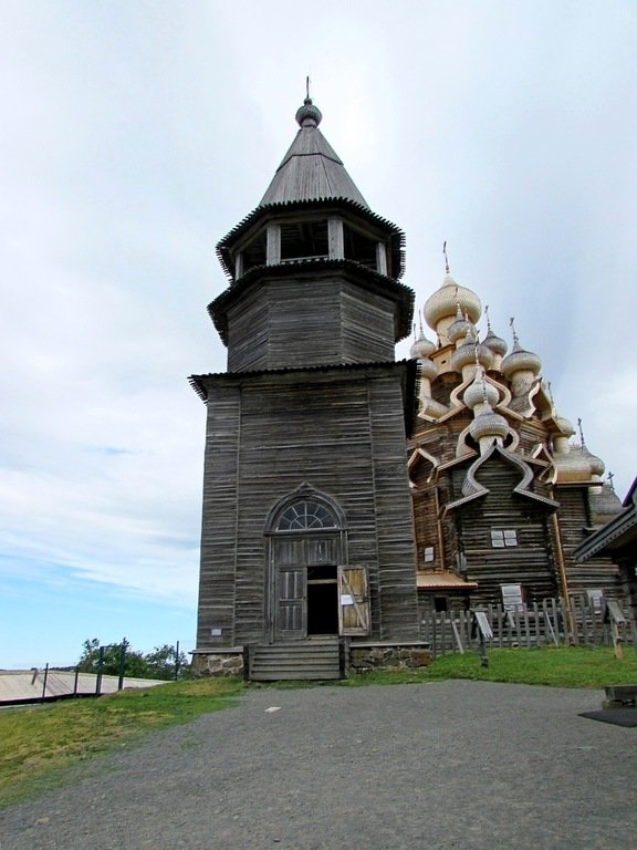 Кижский погост. Шатровая колокольня.