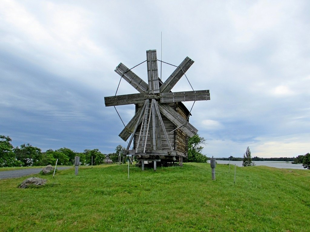 Восьмикрылая ветряная мельница в Кижах