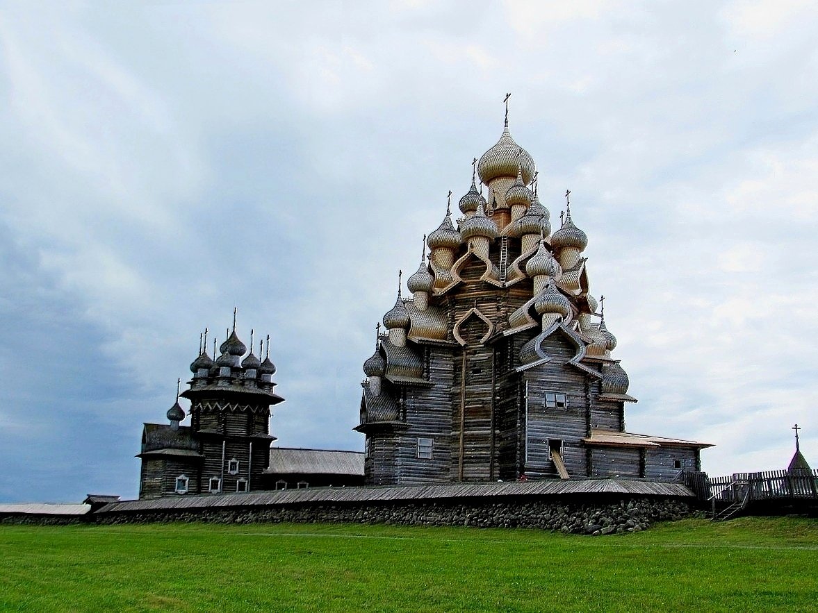 Церковь на острове кижи. Кижский Погост Преображенская Церковь. Кижский Погост Покровская Церковь. Ансамбль Кижского погоста Архитектор. Преображенская Церковь ансамбля Кижского погоста.