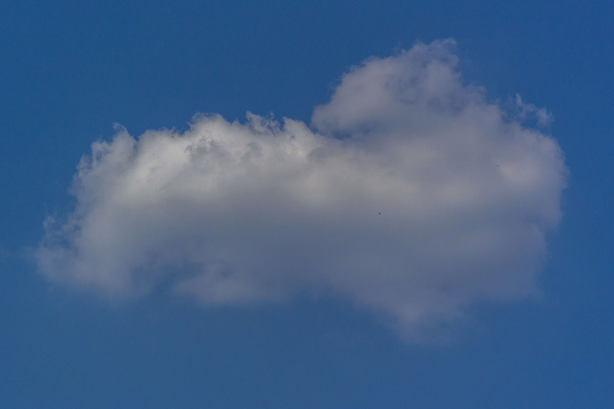 Белое пятно на небес облаками это-. Российский флаг на небе из облаков. Небо и образы в облаках. Облака на небе слово да.