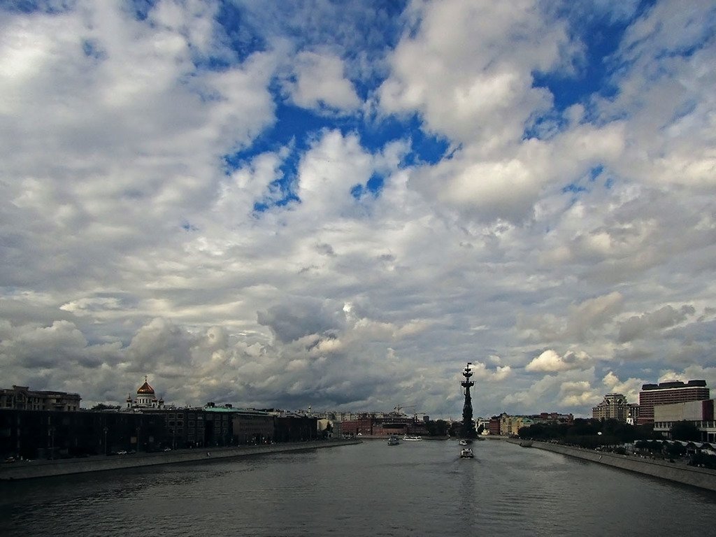 Над москвой. Облака Москва. Тучи над Москвой. Облака над Москвой. Небо Москвы облачно.