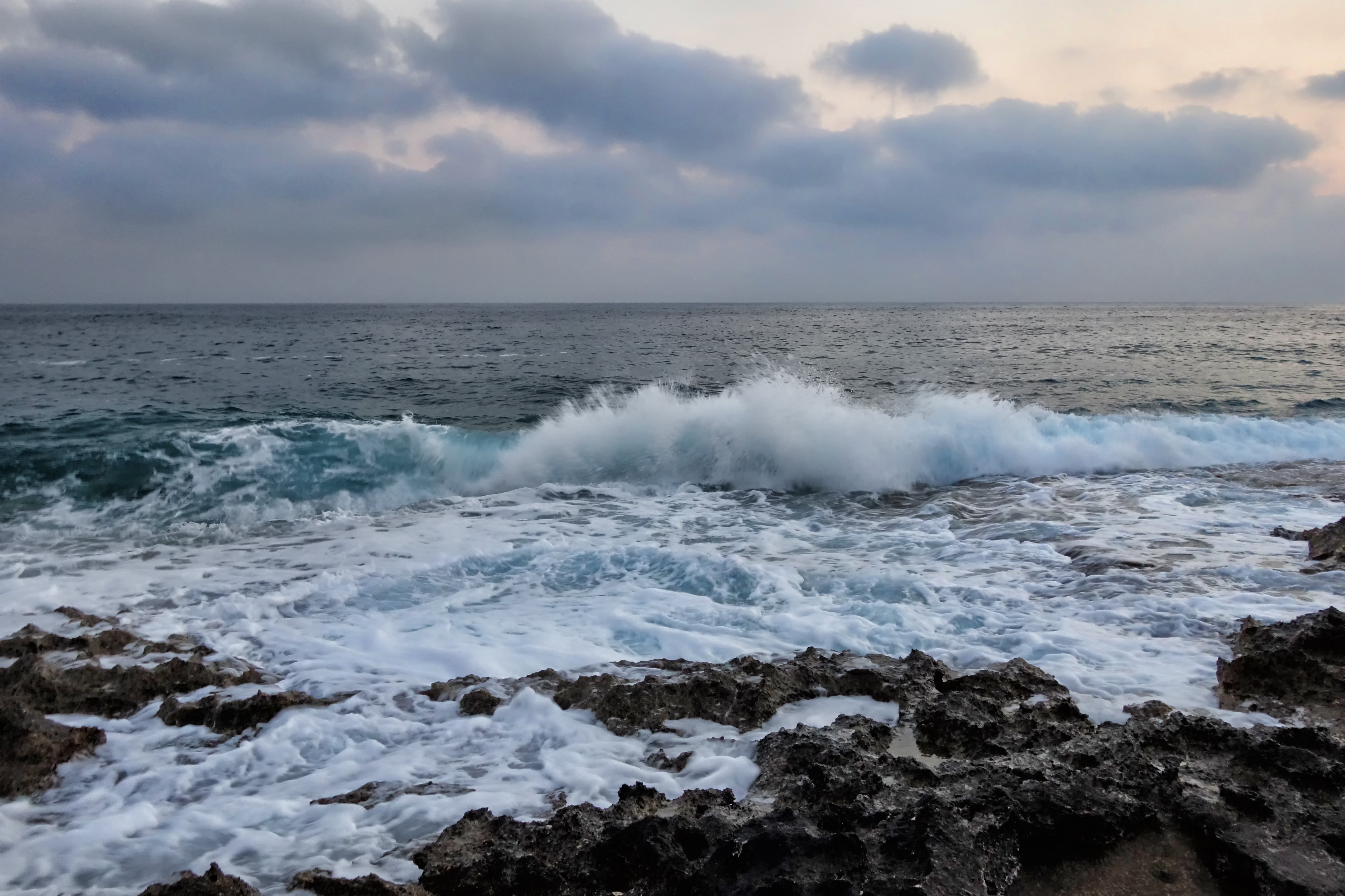 Почему черное море холодное в этом году. Калининград море Холодное. Мем про Холодное море в апреле. Фотосессия у холодного моря идеи. Когда на море холодно.