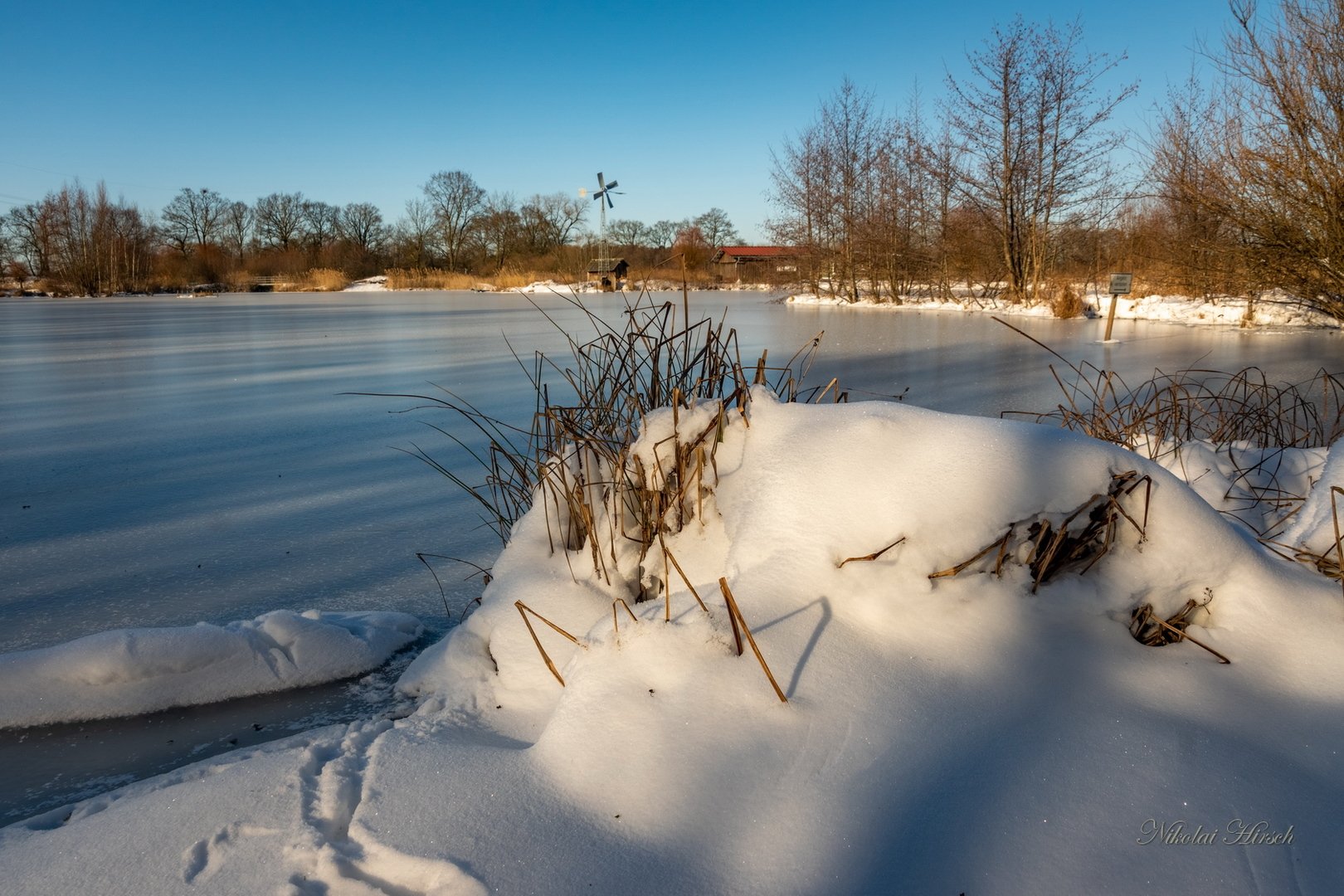 Конец февраля село качки занесенное снегом. Снежная кочка. Снег Кочки. Кочки Новосибирская область зимой. Снежный пруд.