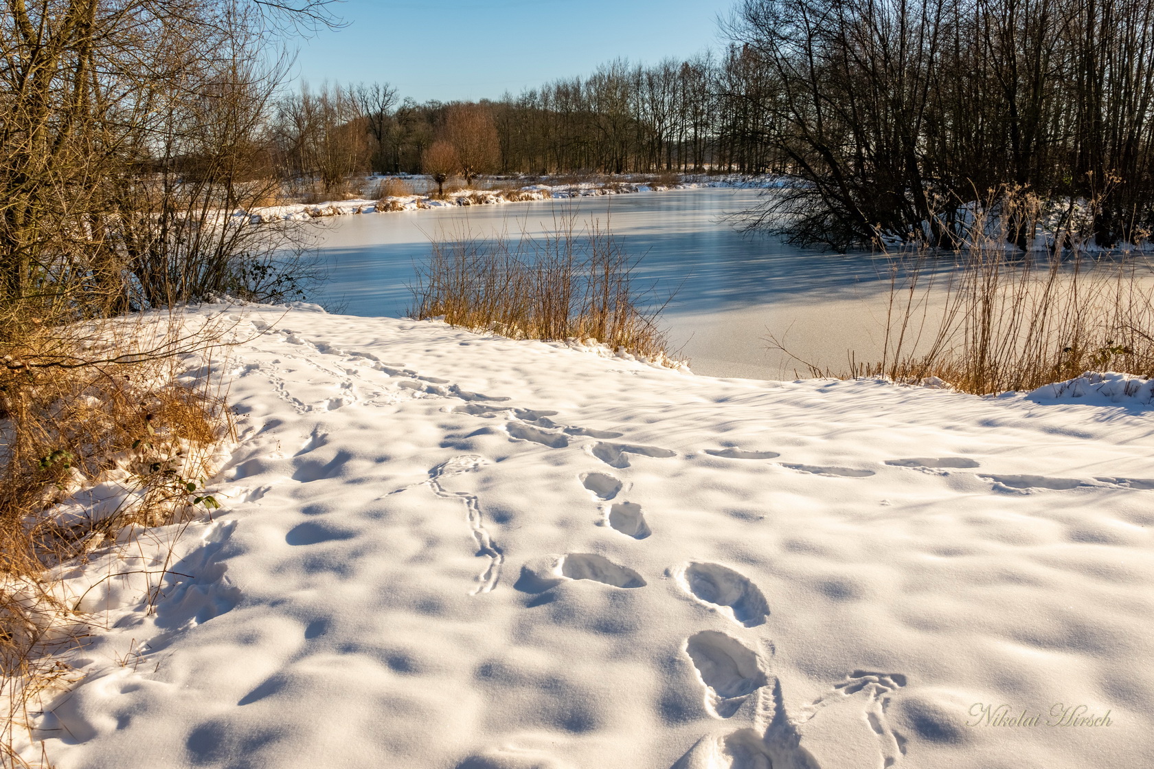 Пруд снежный. Пруд зимой. Пруд снежный. Замерзший водоем. Пруд снежный.