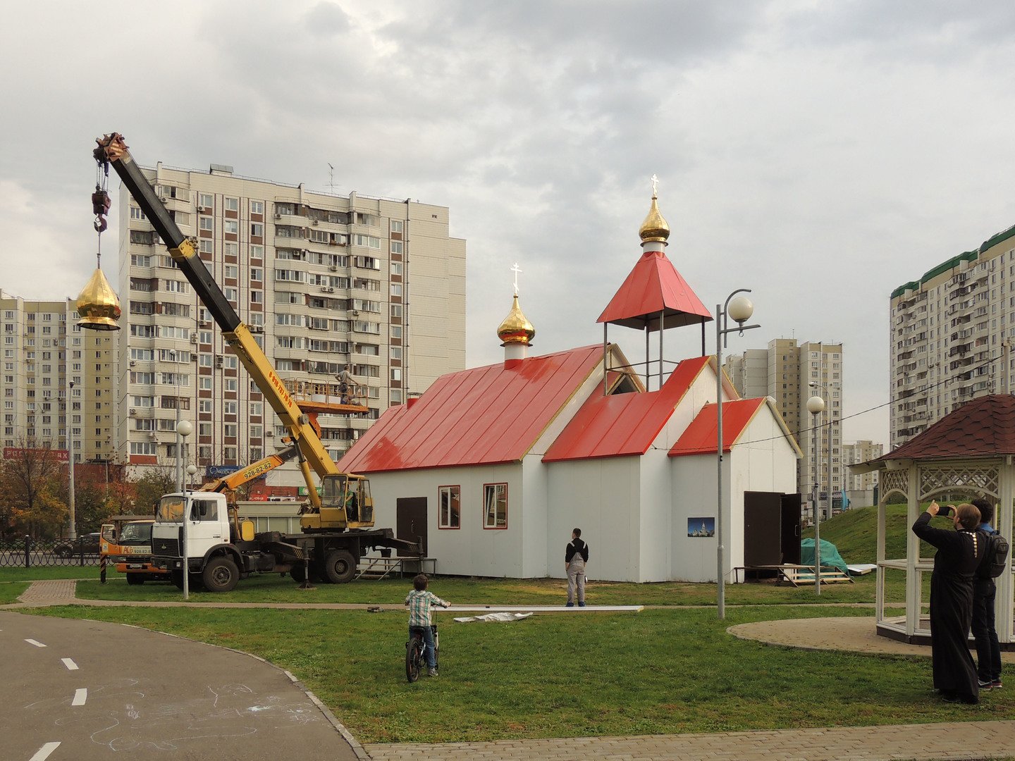 Храм в марьино. Храм Анатолия и Протолеона на Братиславской. Церковь Анатолия и Протолеона в Марьино. Храм в Марьино Анатолия и Протолеона храмовый комплекс. Храм в парке Артема Боровика.