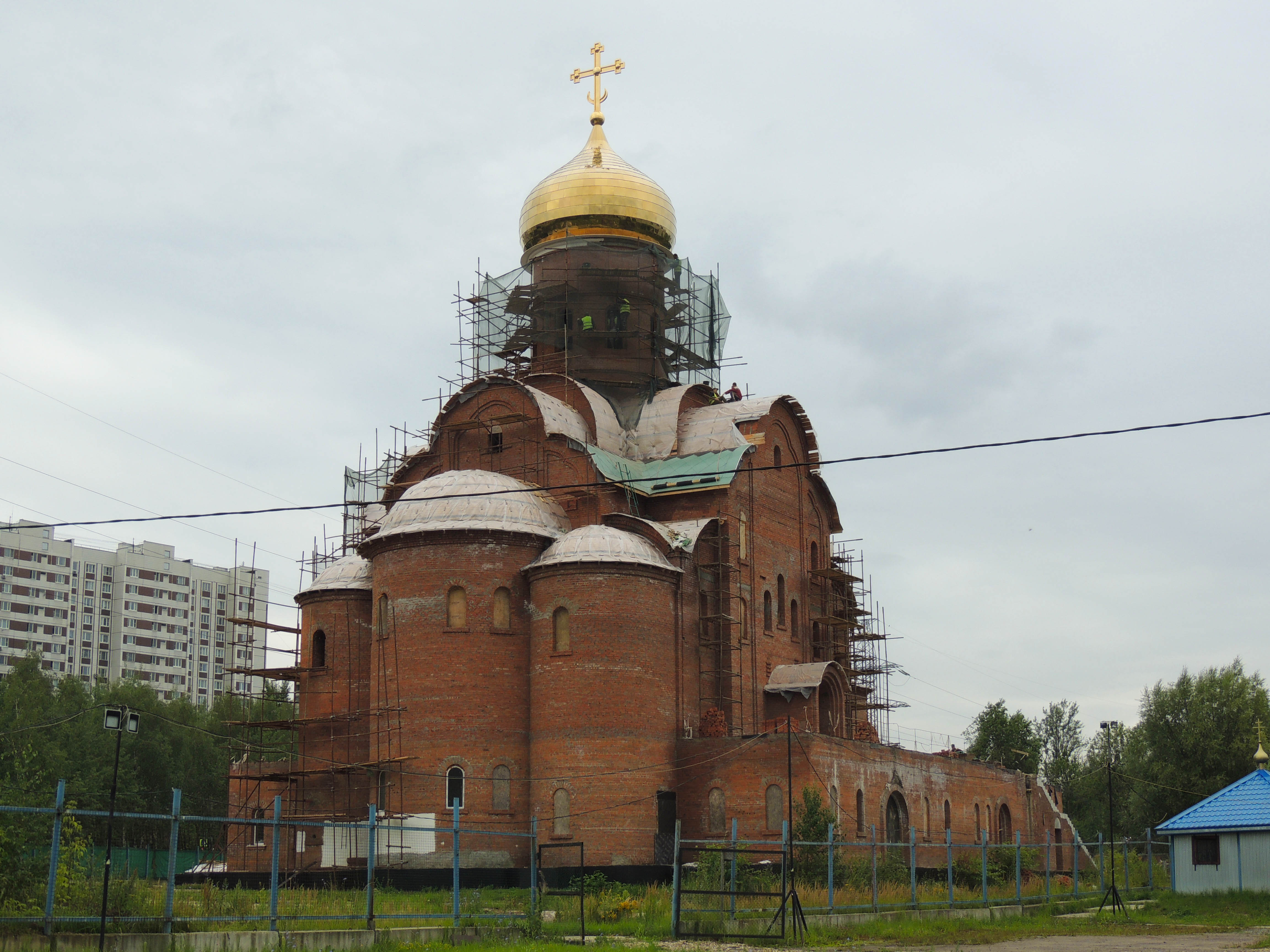 Церковь чуда архангела михаила. Храм чуда Архангела Михаила в Хонех в Братеево. Храм Архангела в Братеево. Церковь Михаила Архангела с колокольней Псков. Храмы Москвы на холмах.