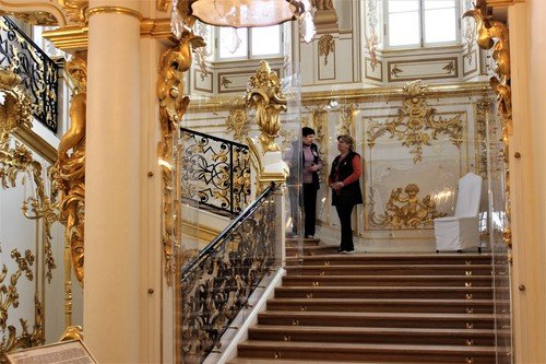 Парадная  лестница дворца Петергофа