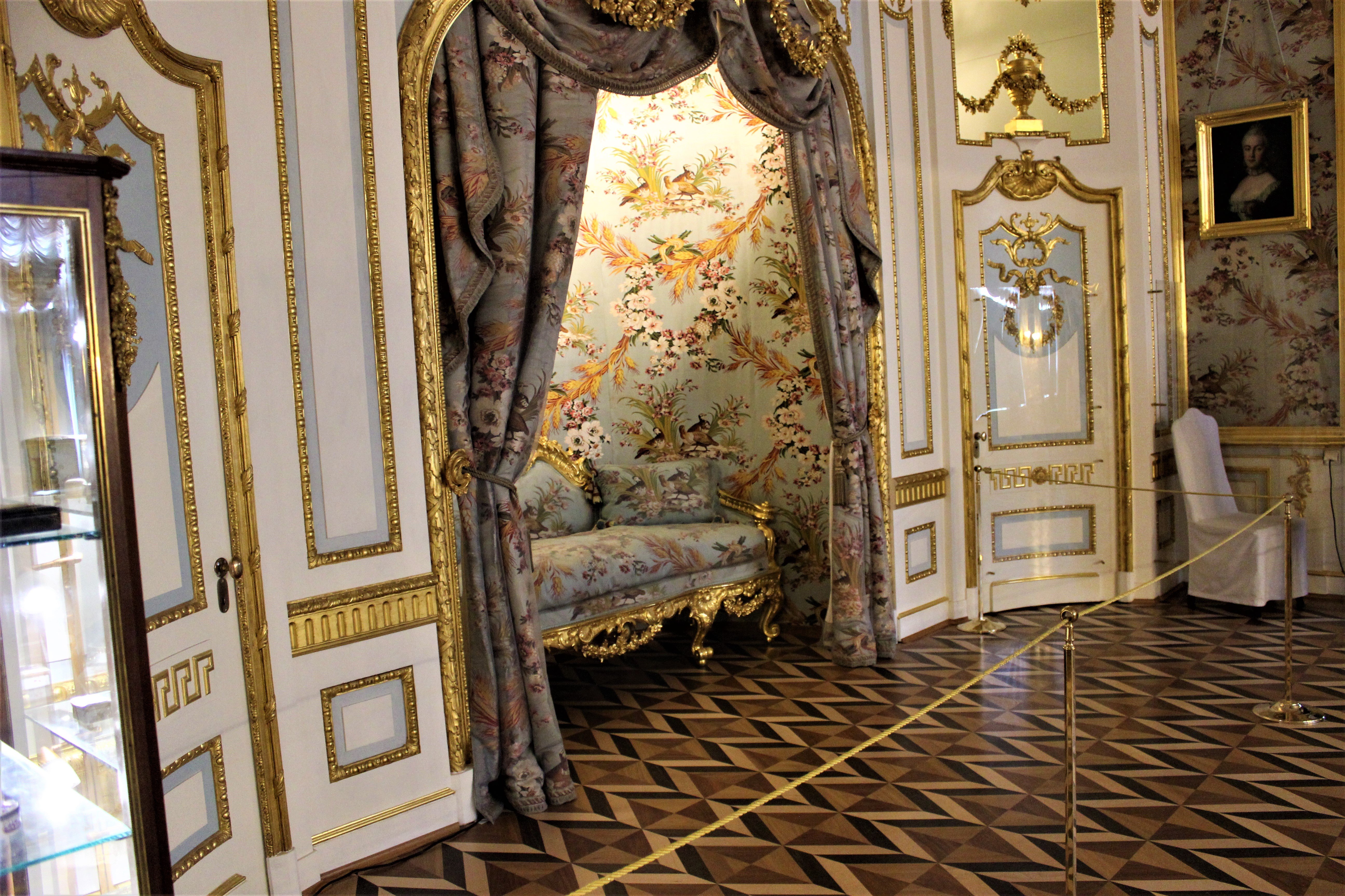 Петергоф дворец фото внутри дворца