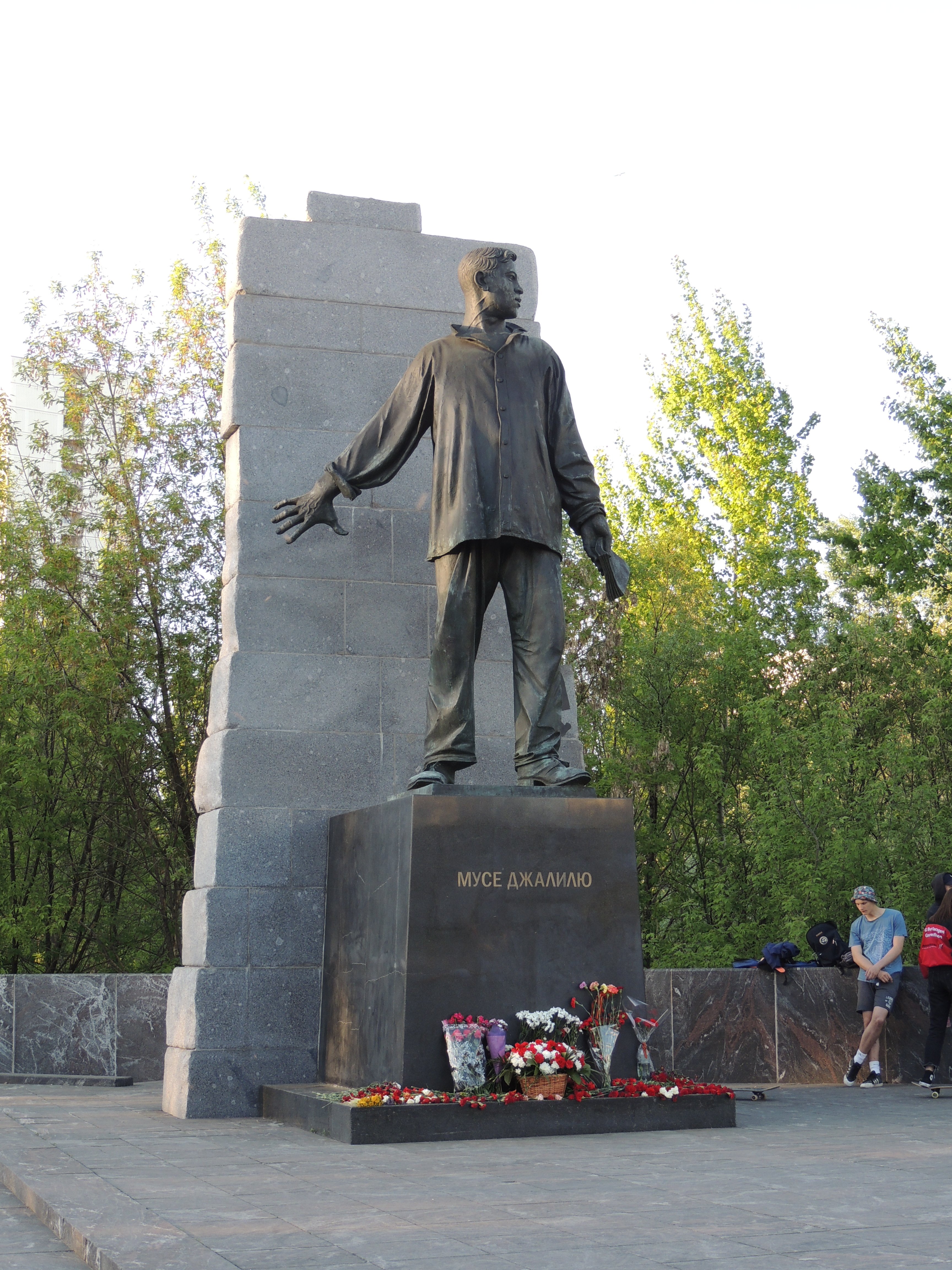 Памятник мусы джалиля. Памятник Мусы Джалиля в Москве. Памятник на улице Мусы Джалиля. Памятник Мусе Джалилю в Москве на Зябликово. Муса Джалиль памятник.