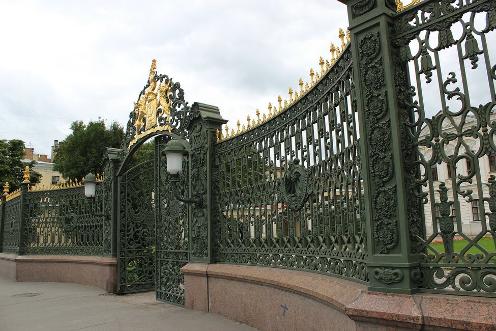 Нимакс заборы спб. Шереметьевский дворец в Санкт-Петербурге ворота. Шереметевский дворец в Санкт-Петербурге ограда. Ограда Шереметьевского дворца. Ворота Шереметьевского дворца.