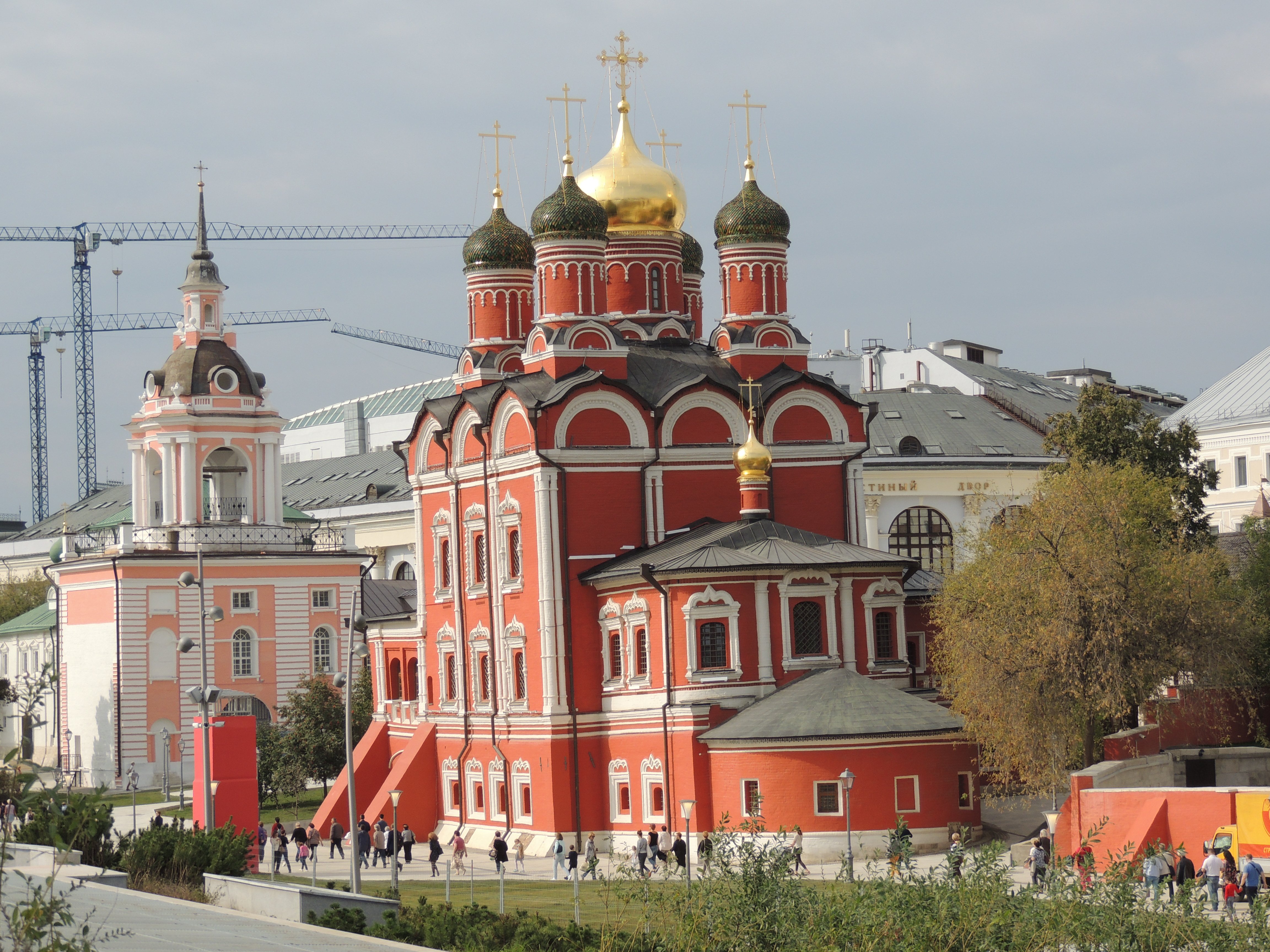 Церковь ул красная. Знаменский монастырь Москва Варварка. Колокольня Знаменского монастыря, Москва.