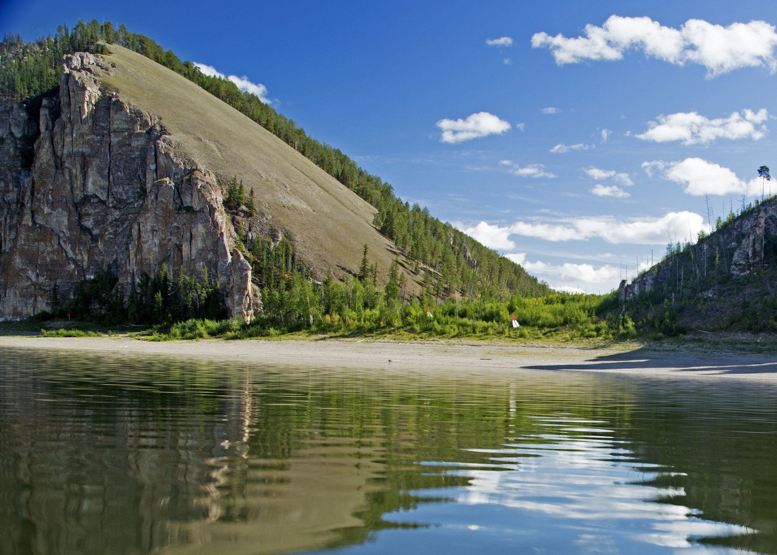 Какая самая средняя река. Река Лена в Якутии. Сибирь река Лена. Якутия, река Лена (1623). Якутск летом река Лена.