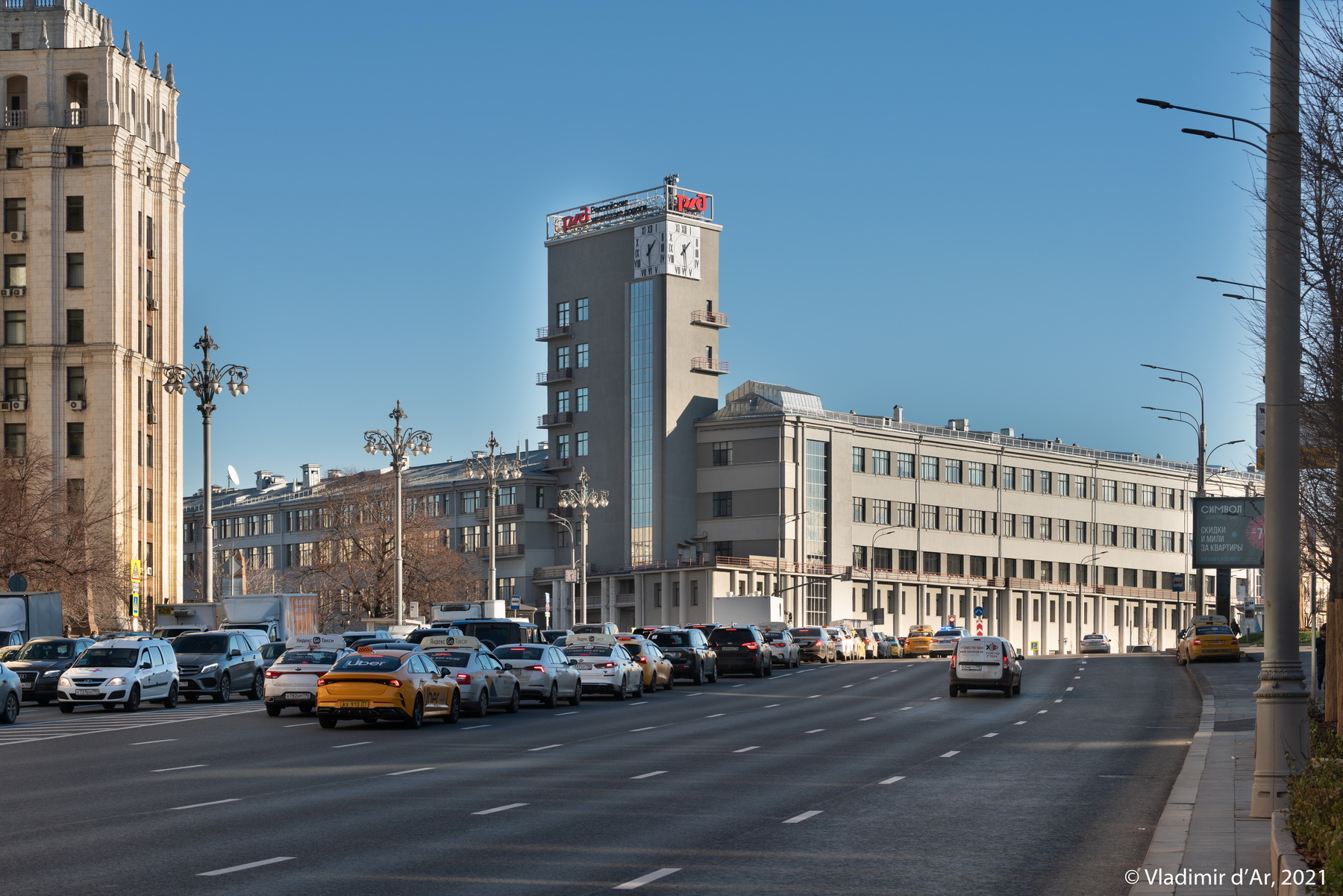 Ржд красные ворота. РЖД на красных воротах. Дом РЖД. Здание РЖД Кемерово. РЖД башня с часами на красных воротах.