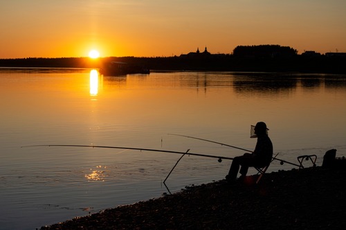 Одинокий рыбак на закате...