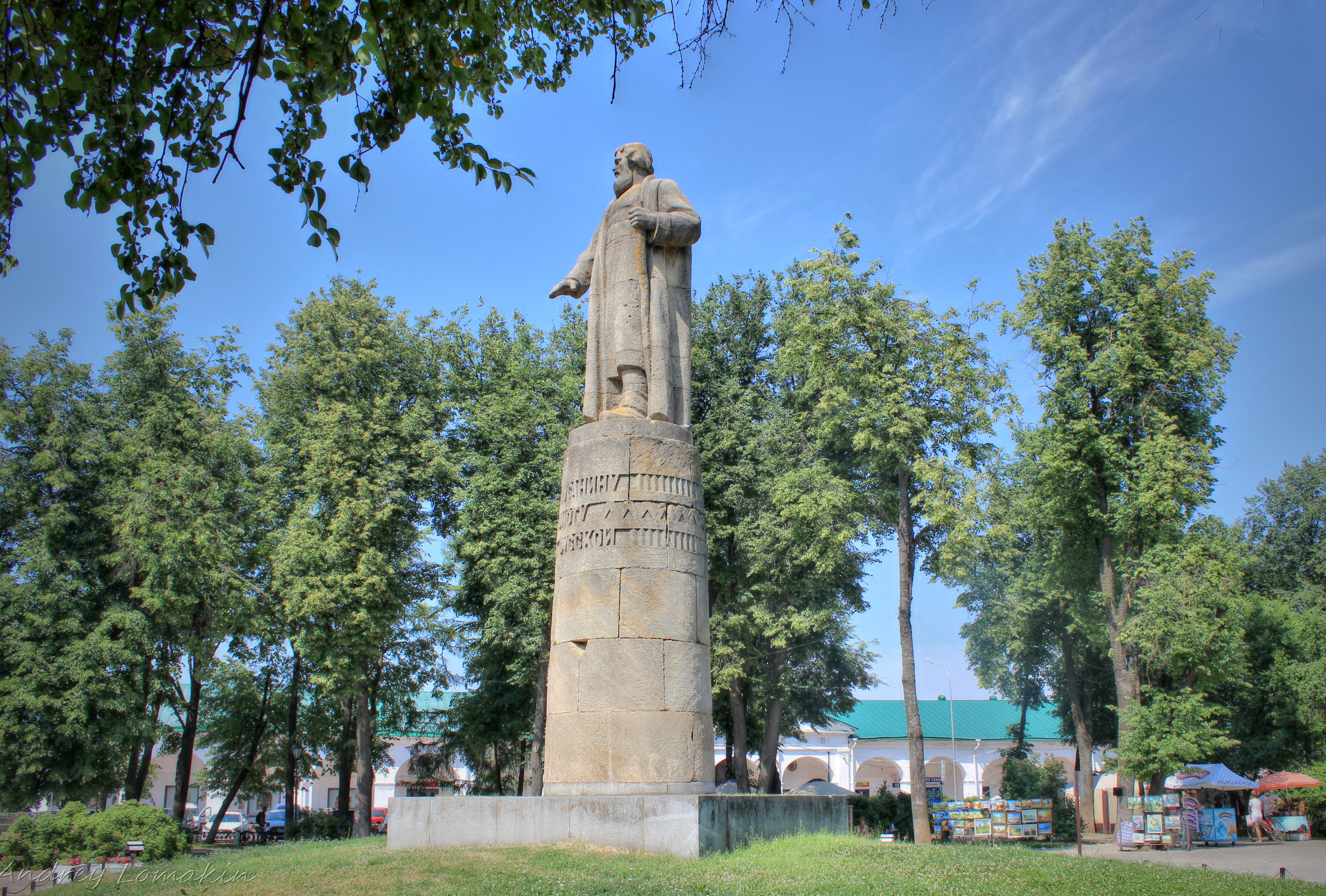 Сусанин кострома. Иван Сусанин памятник в Костроме. Памятник Сусанину в Москве. Памятник Сусанину в Костроме фото. Статуя Сусанина.