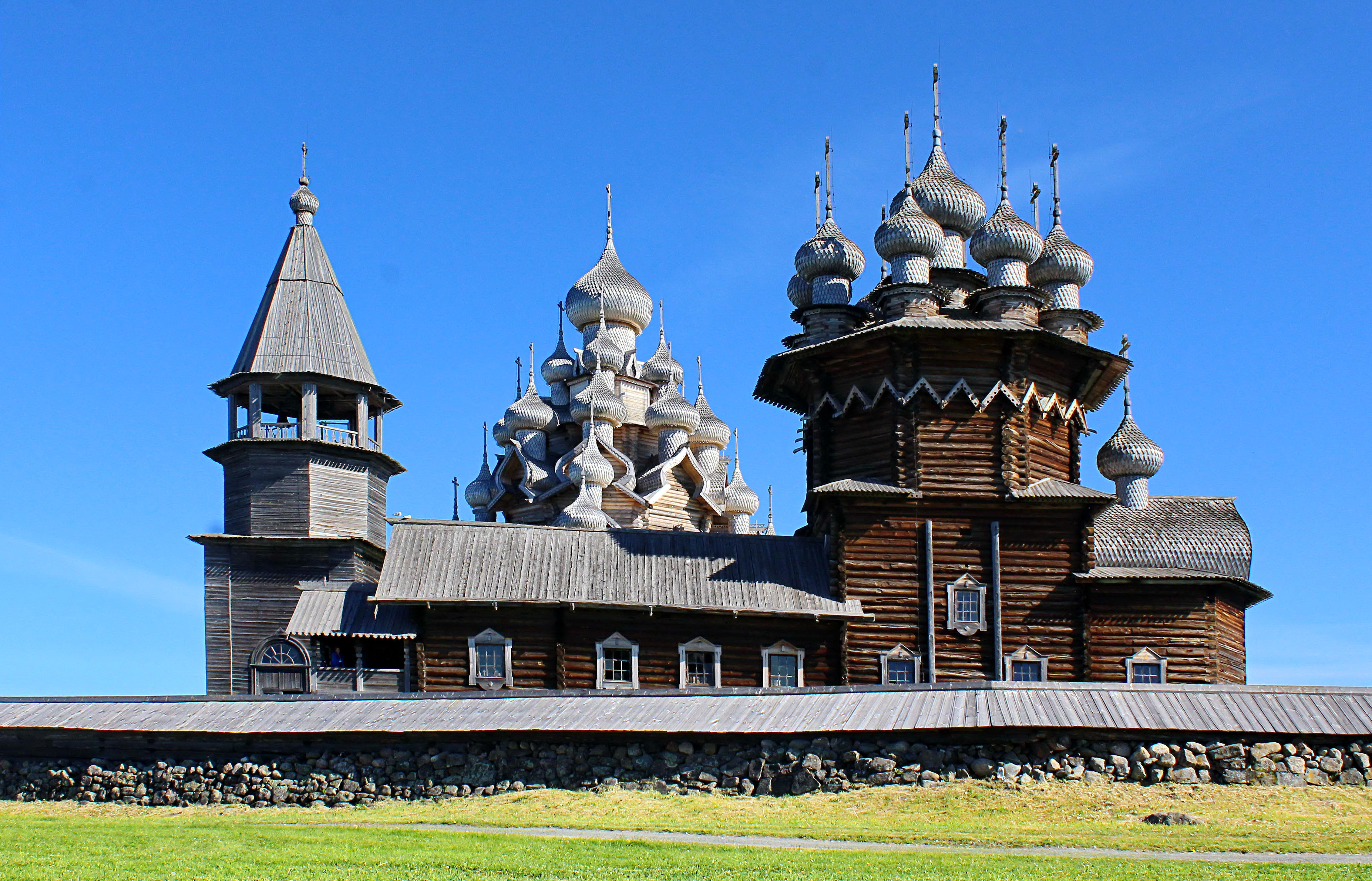 Что такое погост. Архитектурный ансамбль Кижского погоста. Архитектурный ансамбль Спасо Кижского погоста Республика Карелия. Кижи кладбище Кижского погоста. Кижский Погост на острове Кижи Онежского озера..